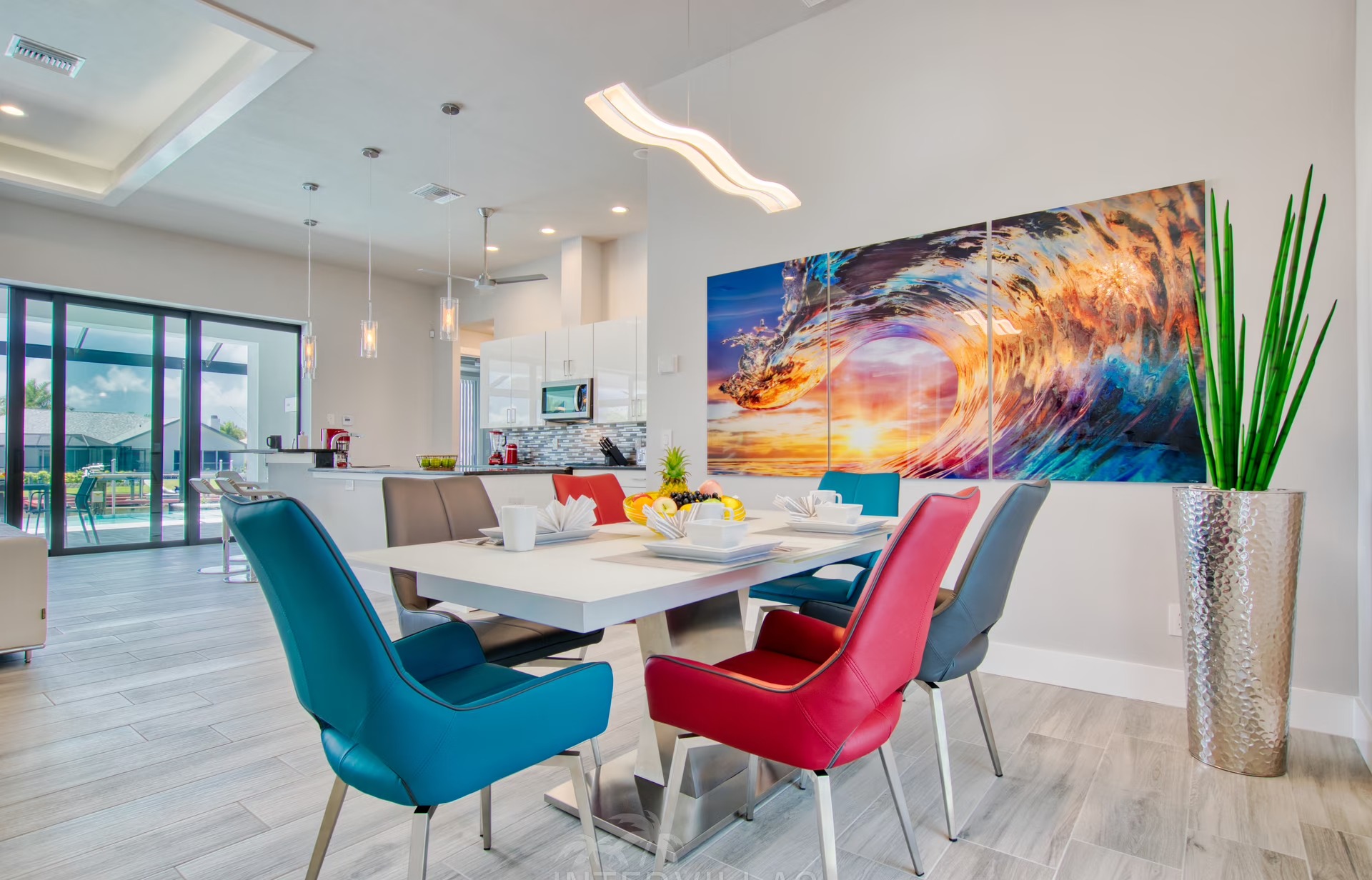 Infinity-Salzwasserpool mit Spa und Blick auf den Kanal.