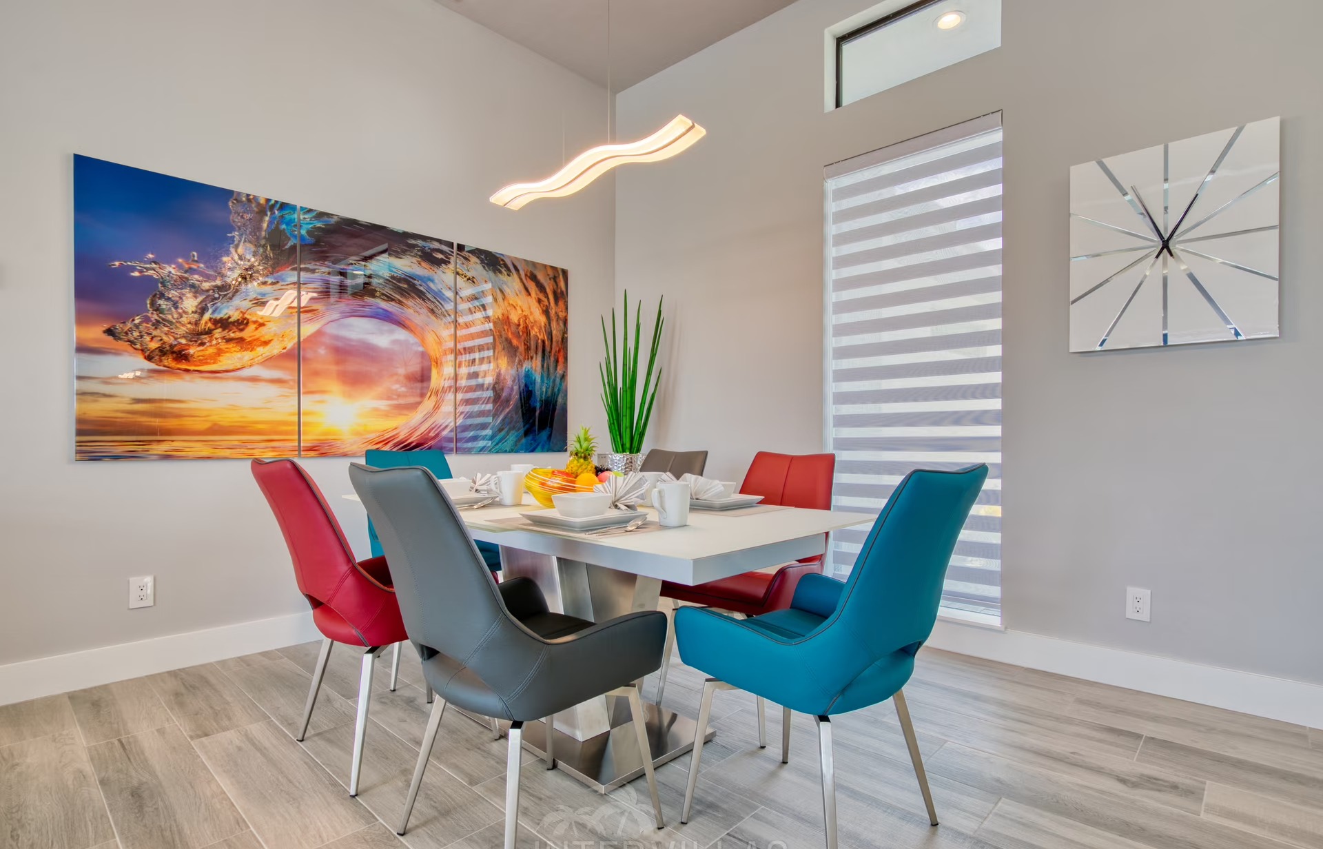 Infinity-Salzwasserpool mit Spa und Blick auf den Kanal