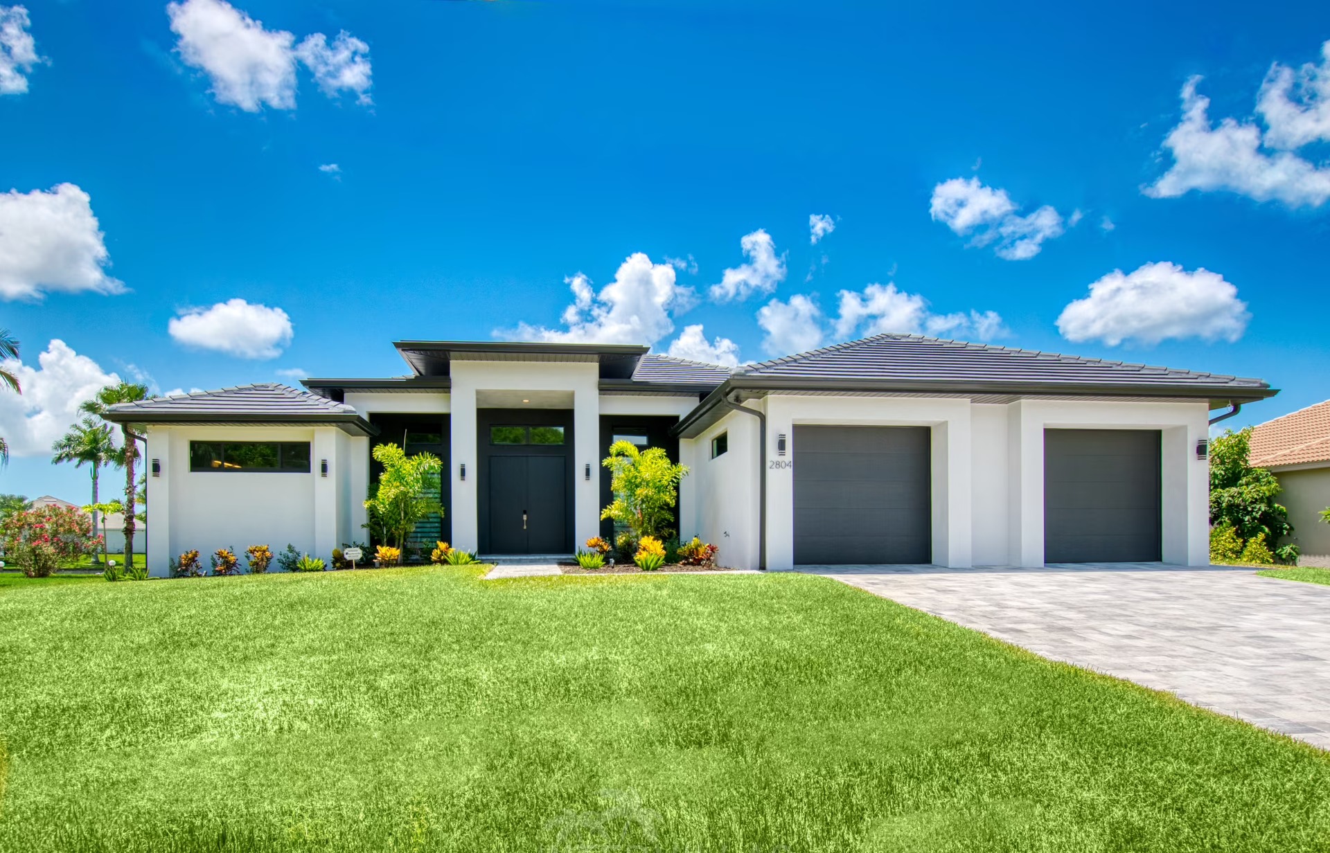 Moderne Villa am Kanal mit Infinity-Salzwasserpool und Spa.