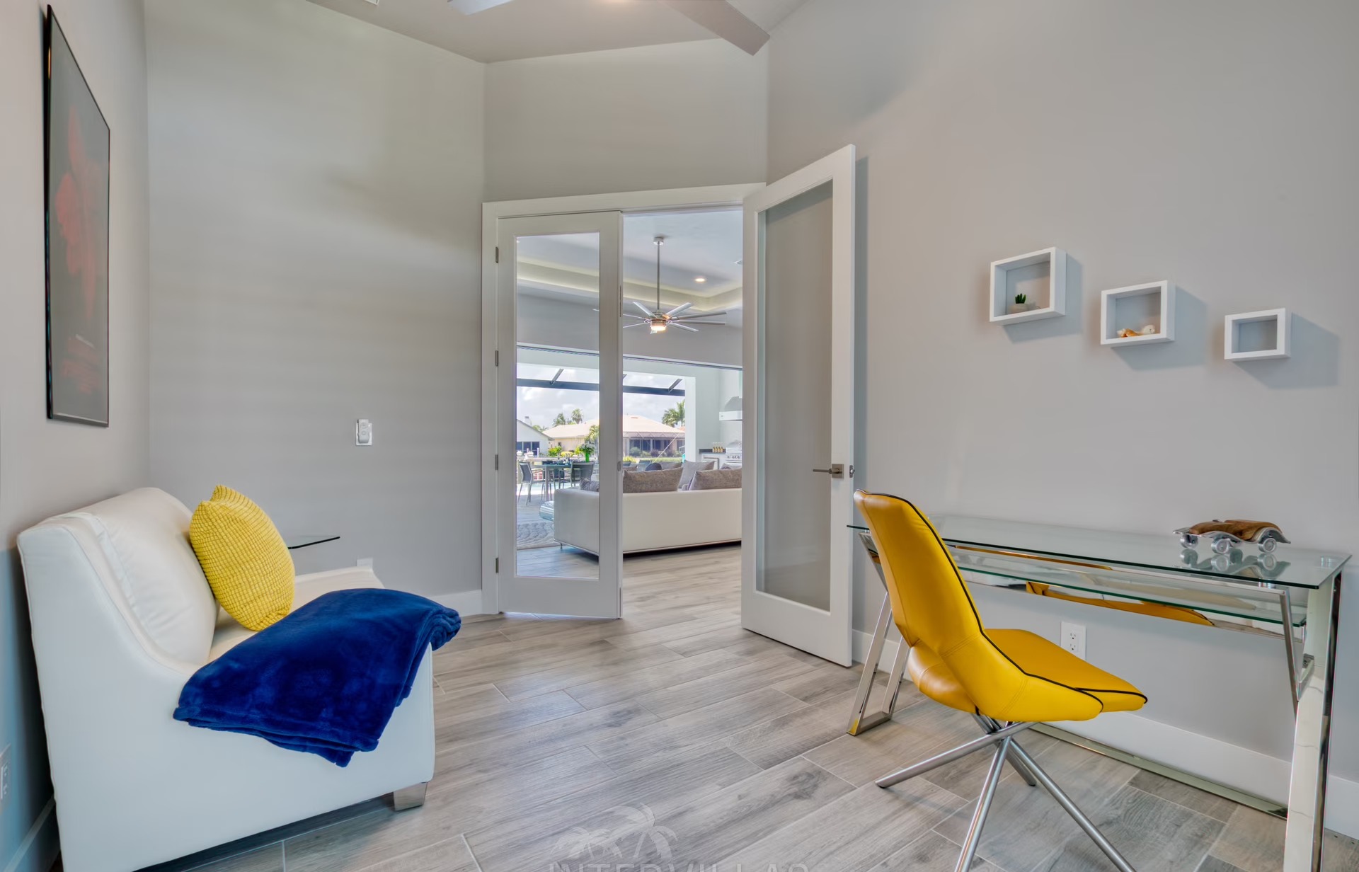 Infinity-Salzwasserpool mit Spa und Kanalblick am Dock