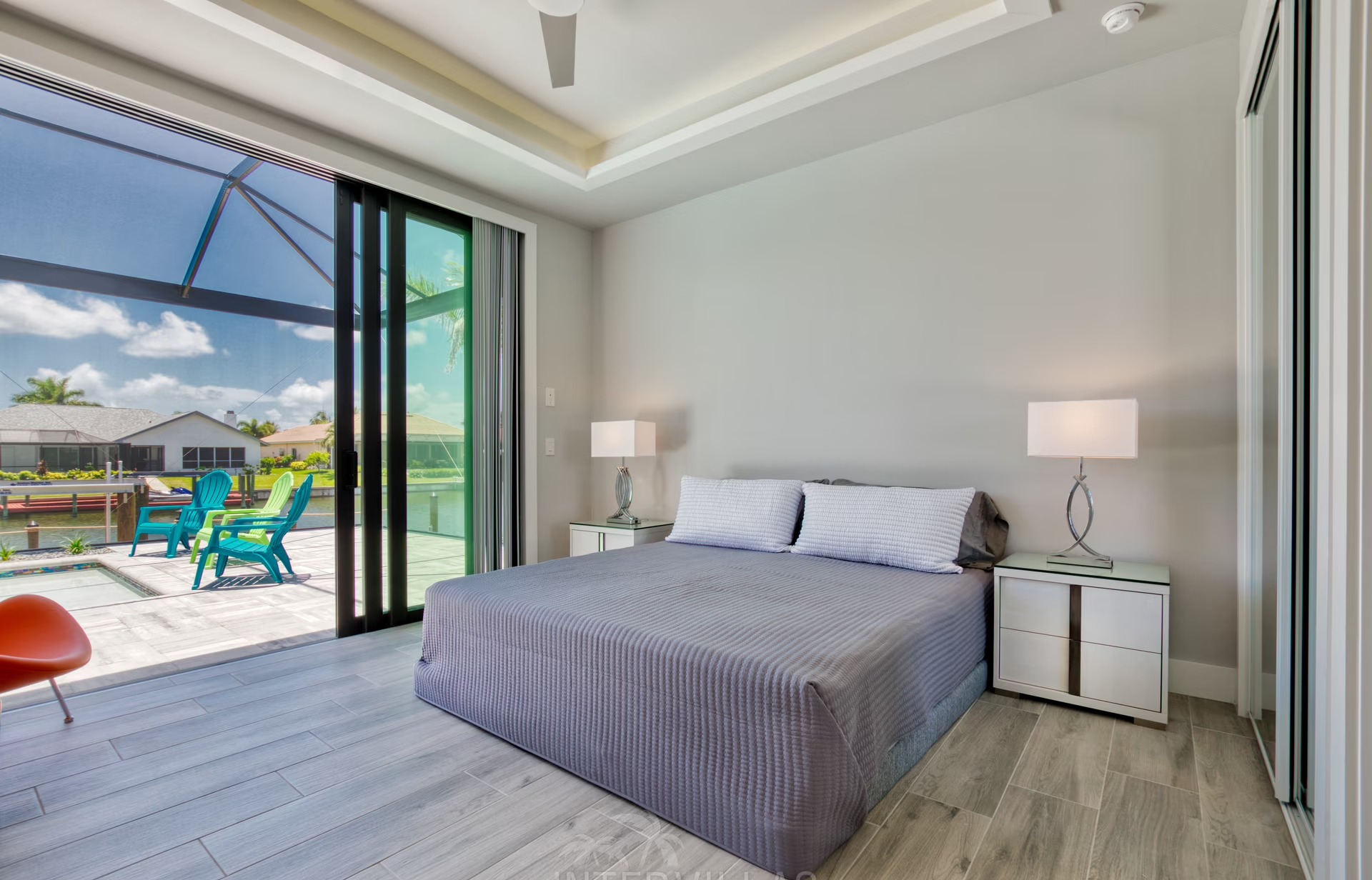 Infinity-Salzwasserpool mit Spa und Blick auf den Kanal in Cape Coral.