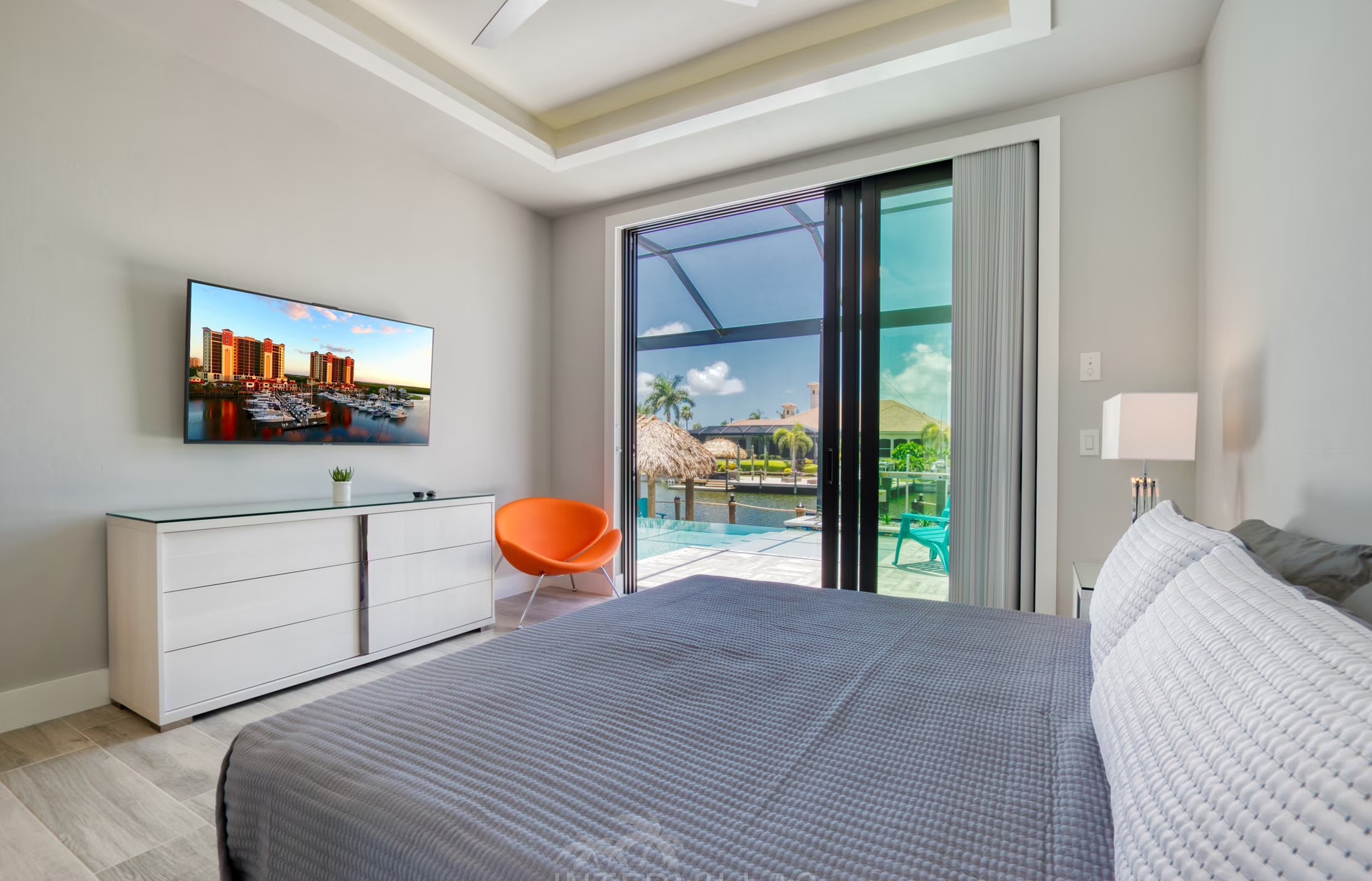 Infinity-Salzwasserpool mit Spa und Blick auf den Kanal.