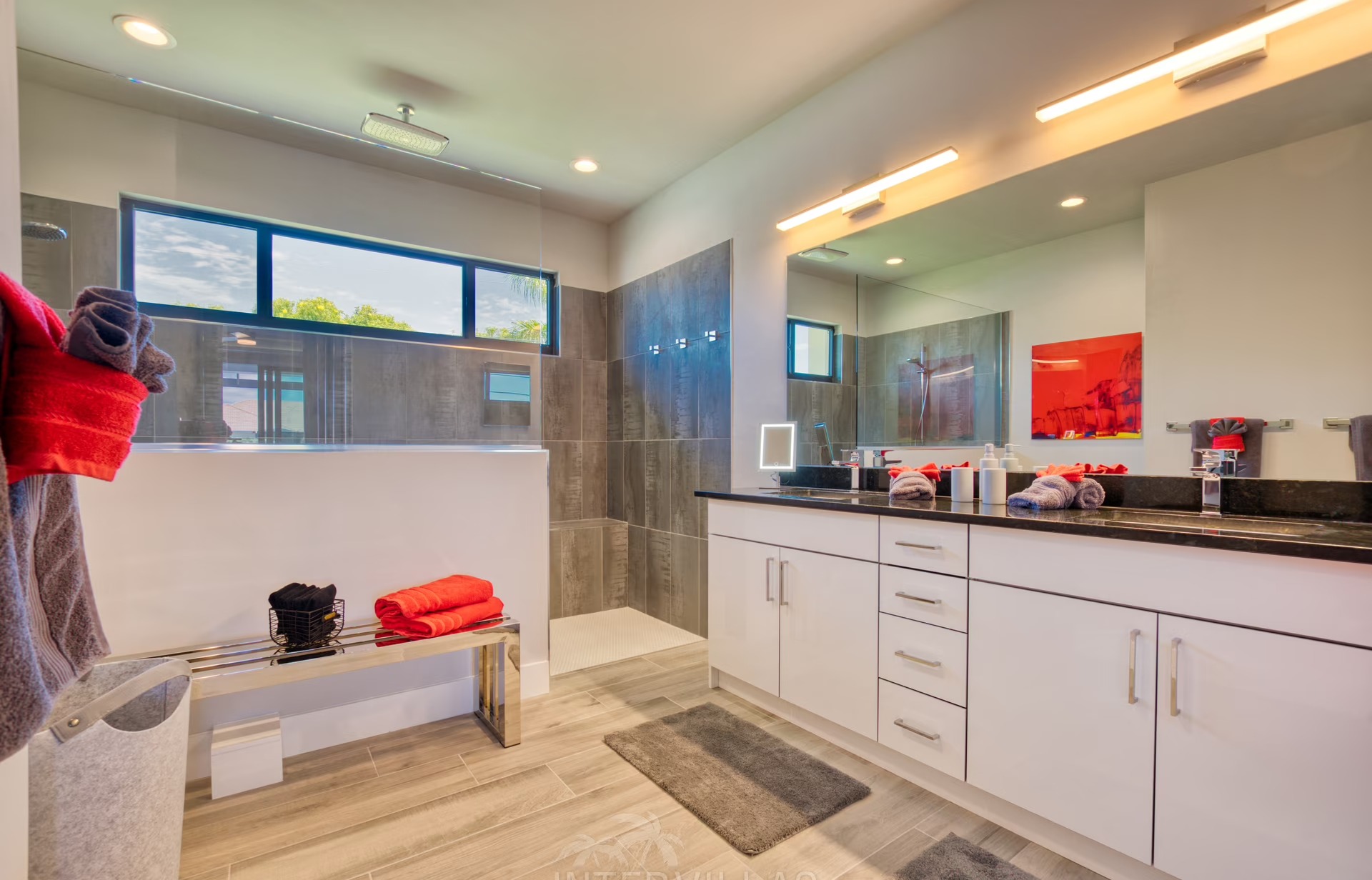 Infinity-Salzwasserpool mit Spa und Kanalblick