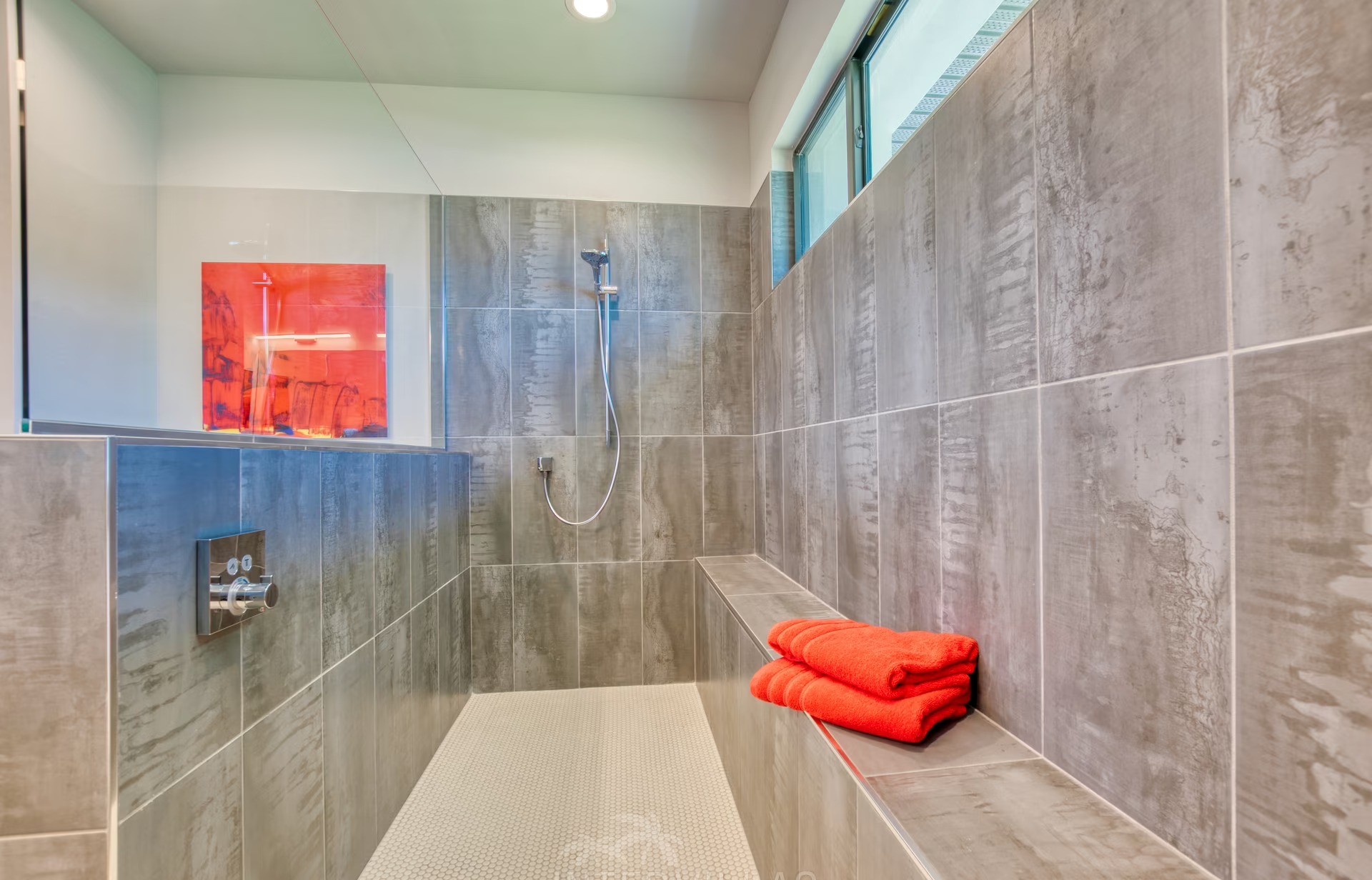 Infinity-Salzwasserpool mit Spa und Blick auf den Kanal