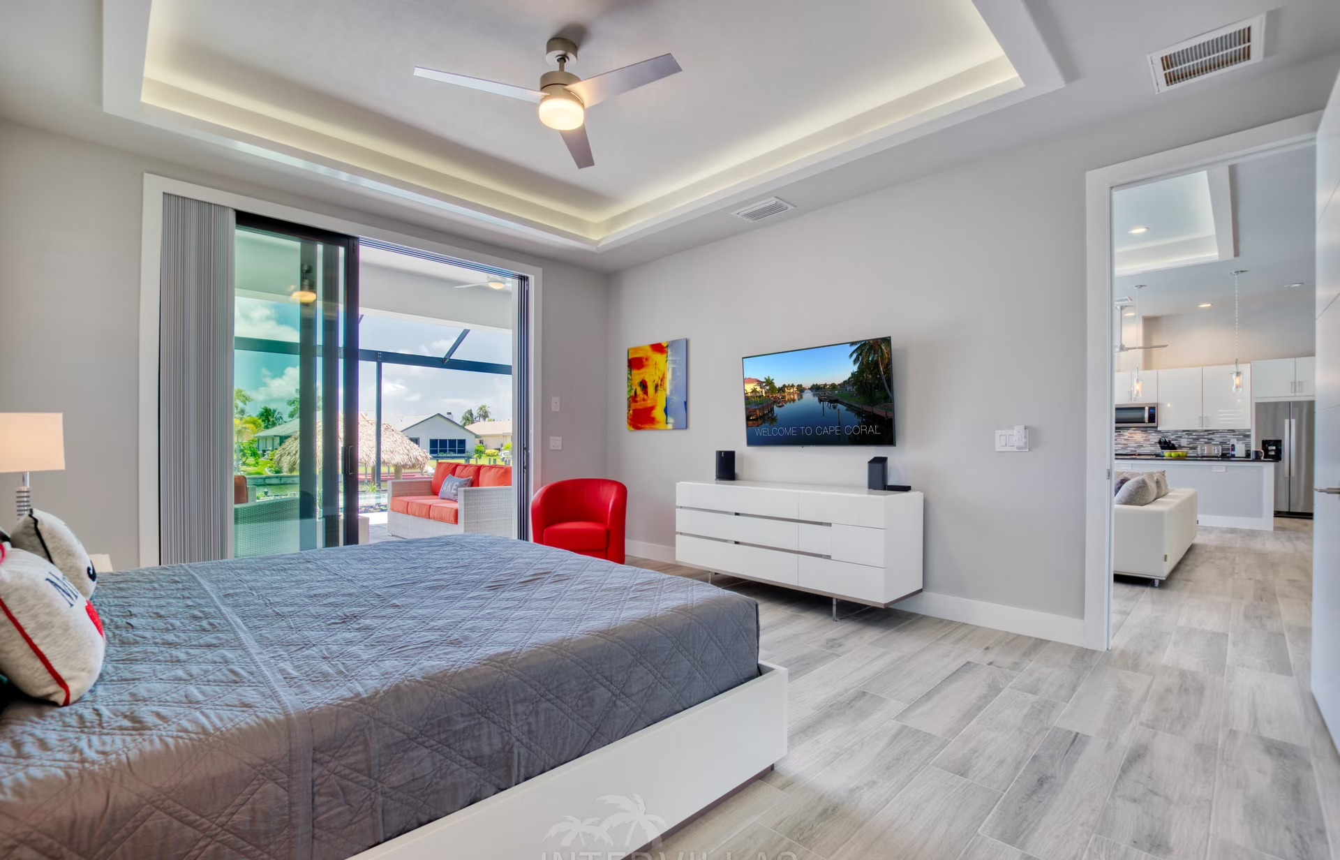 Infinity-Salzwasserpool mit Spa und Blick auf den Kanal