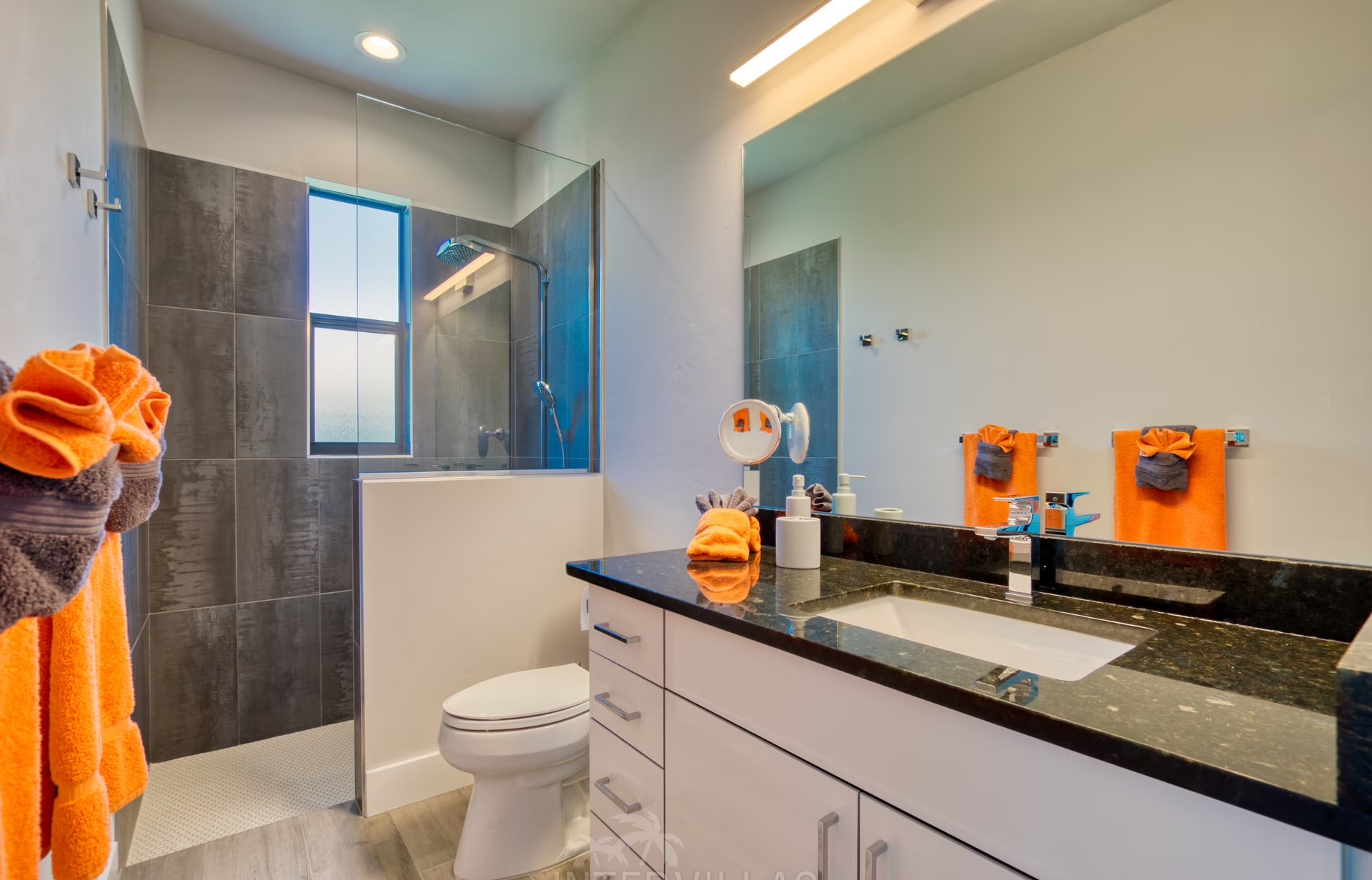 Infinity-Salzwasserpool mit Whirlpool und Blick auf den Kanal.