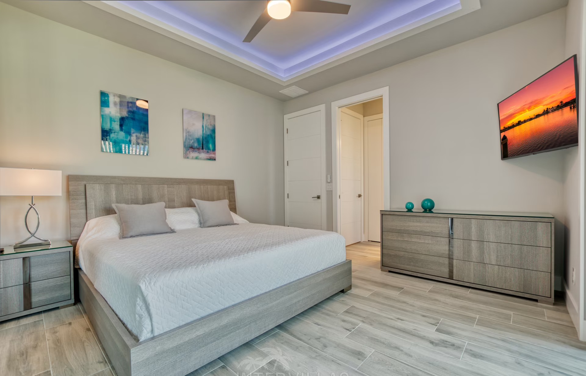 Infinity-Salzwasserpool mit Spa und Blick auf den Kanal.