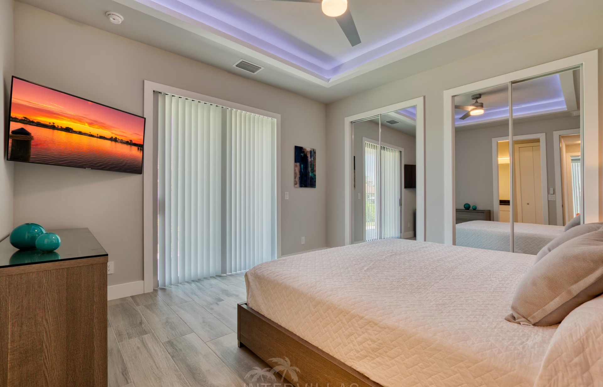 Infinity-Salzwasserpool mit Spa und Kanalblick am Wassergrundstück.