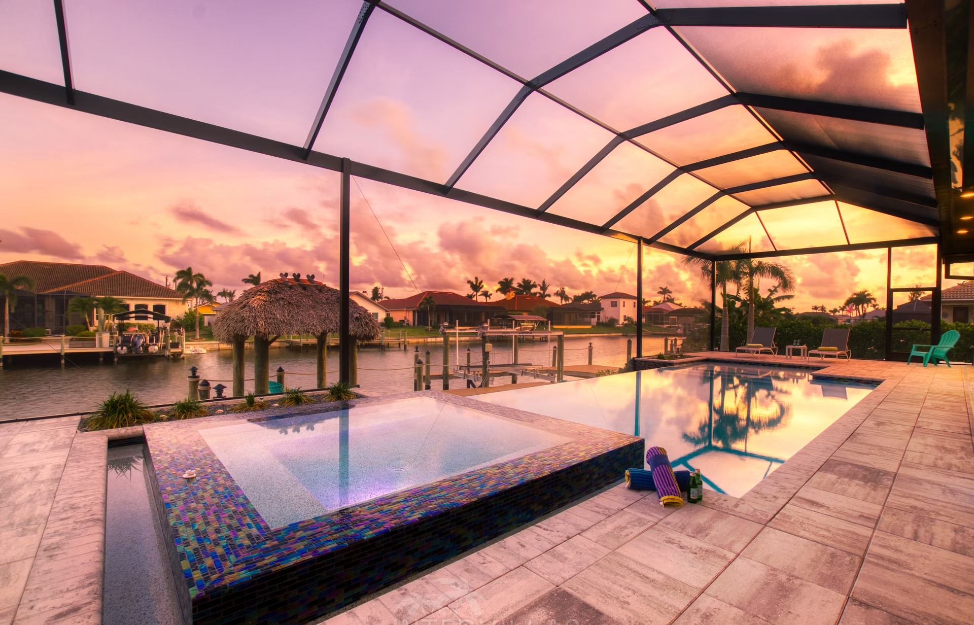 Moderne Villa am Kanal mit Infinity-Salzwasserpool und Spa.