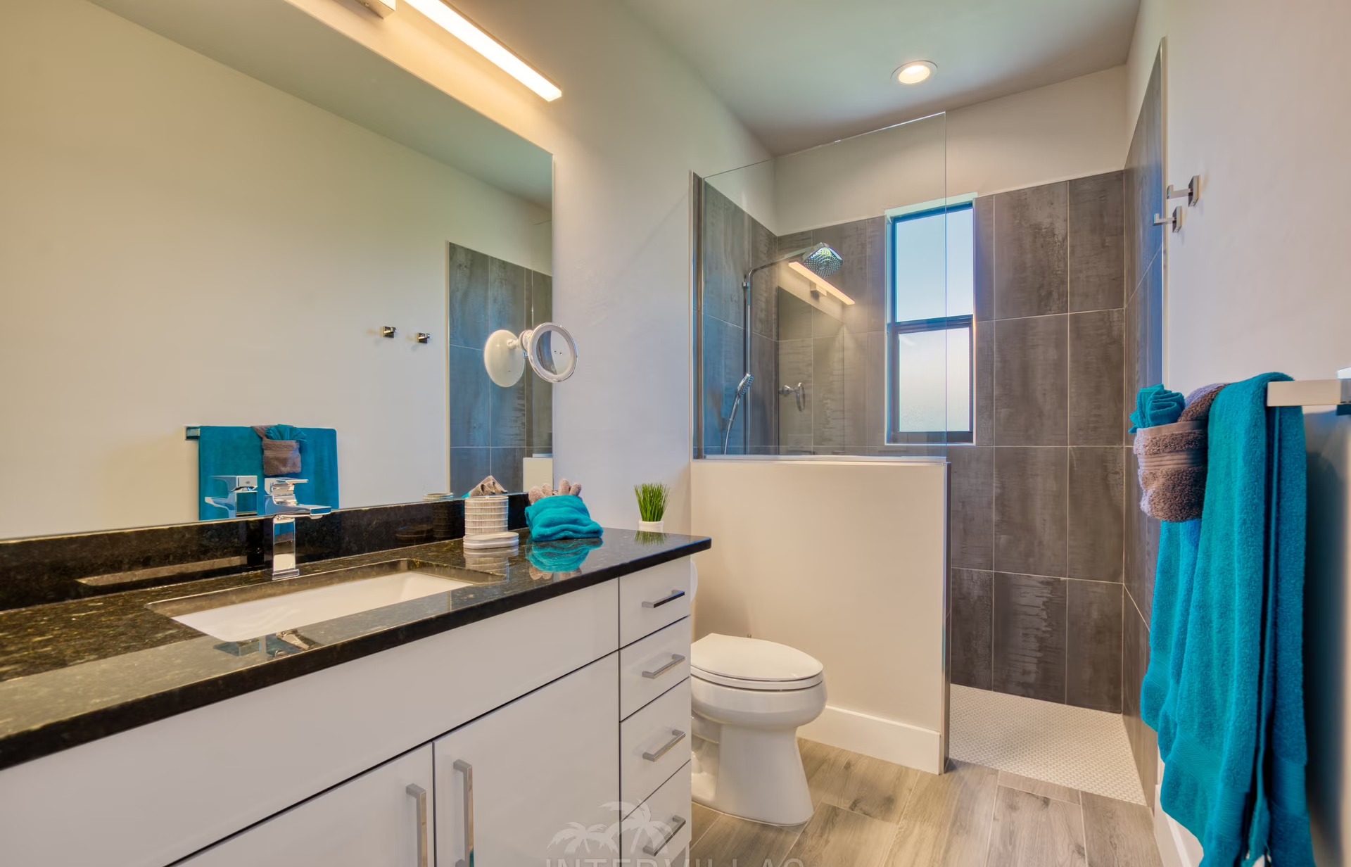 Infinity-Salzwasserpool mit Spa und Blick auf den Kanal