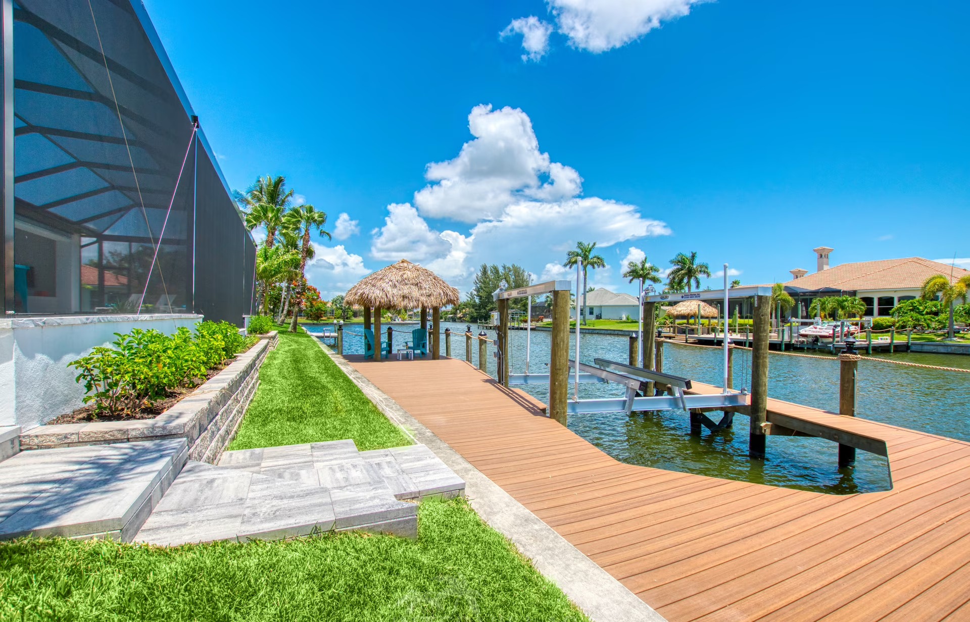Infinity-Salzwasserpool mit Spa und Blick auf den Kanal.