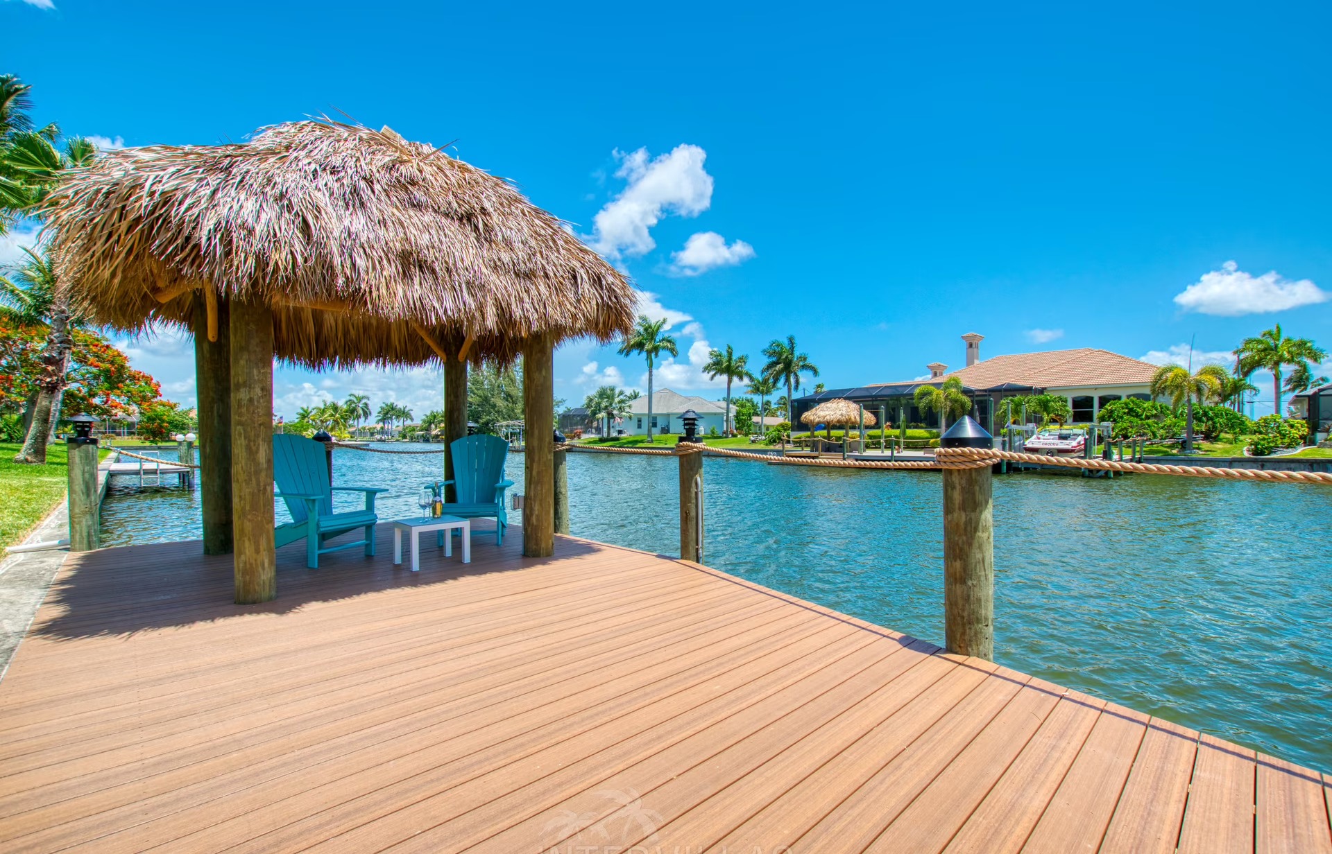 Infinity-Salzwasserpool mit Spa und Blick auf den Kanal