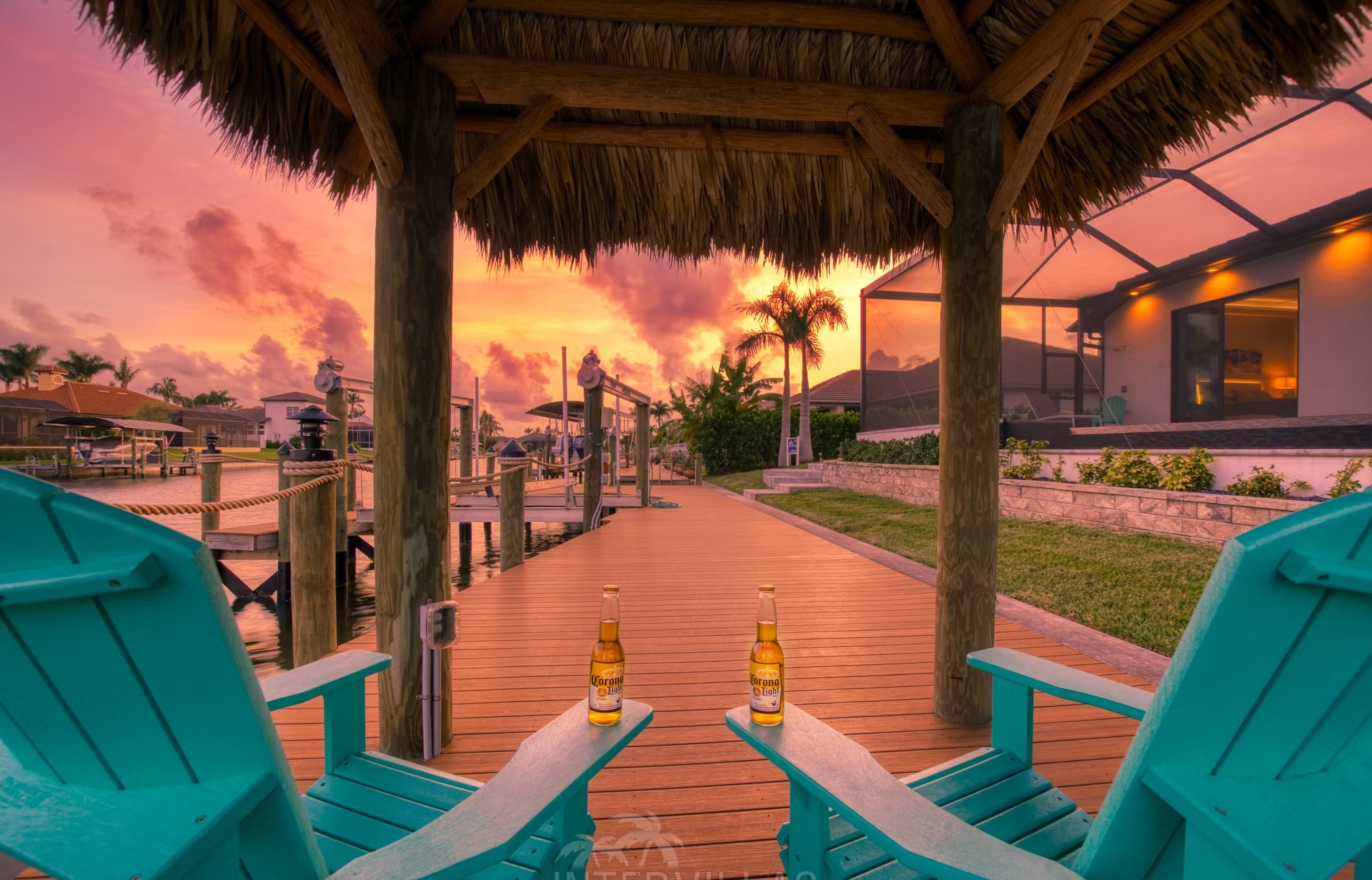 Infinity-Salzwasserpool mit Spa und Kanalblick