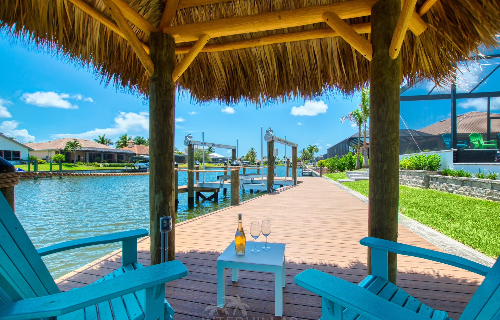 Infinity-Salzwasserpool mit Spa und Kanalblick am Dock