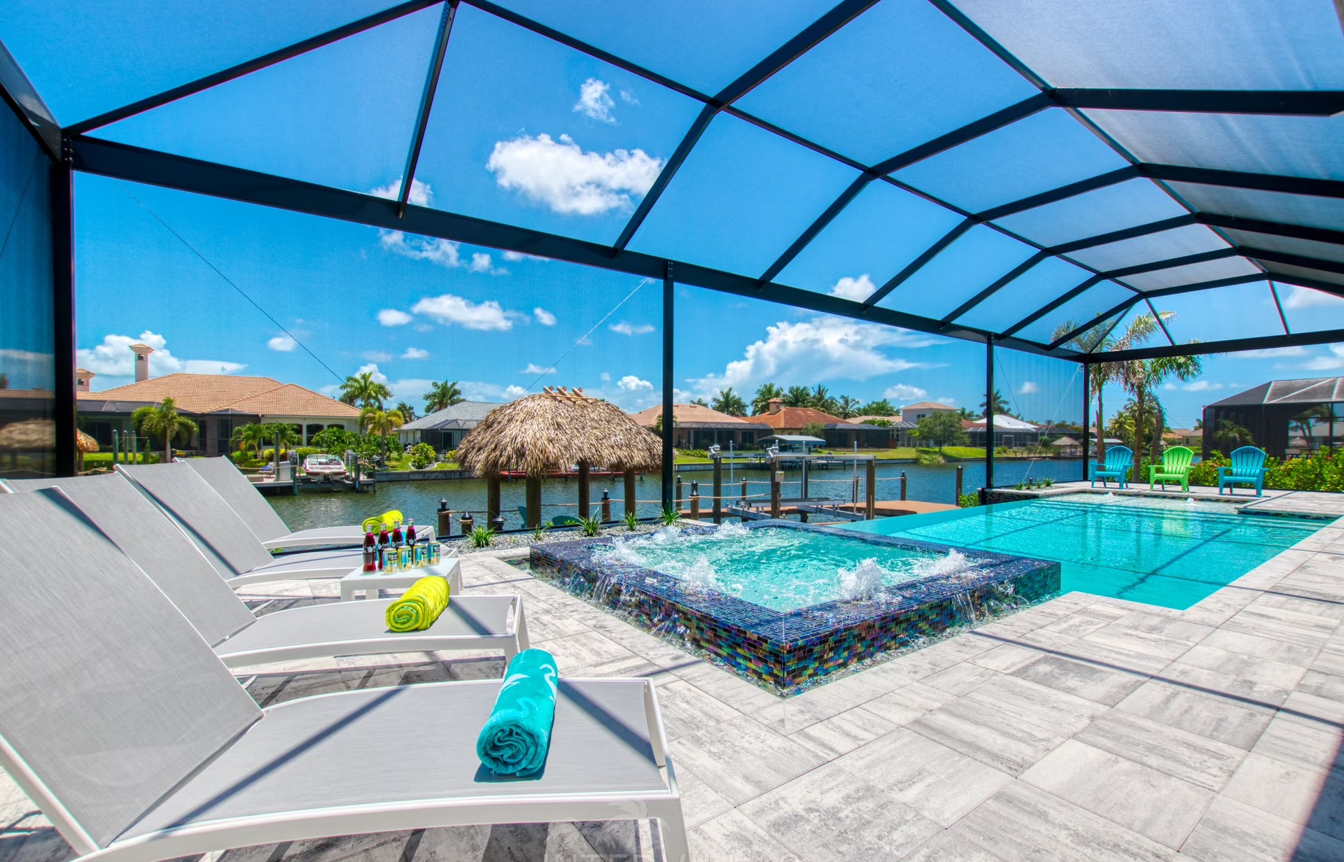 Moderner Infinity-Salzwasserpool mit Spa und Blick auf den Kanal.