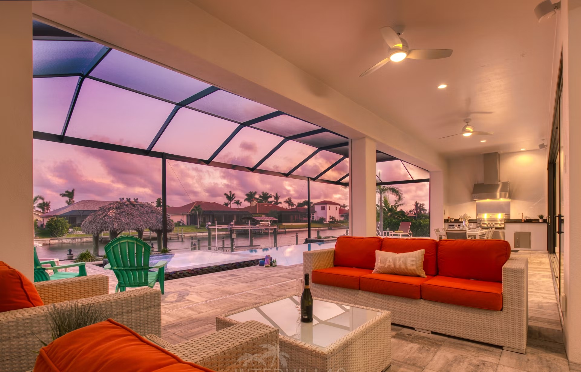 Infinity-Salzwasserpool mit Spa und Blick auf den Kanal.