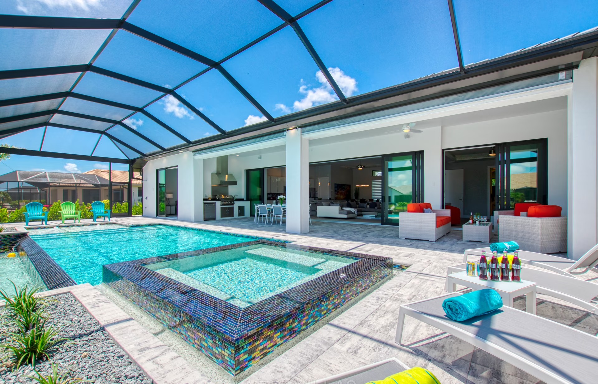 Infinity-Salzwasserpool mit Spa und Kanalblick