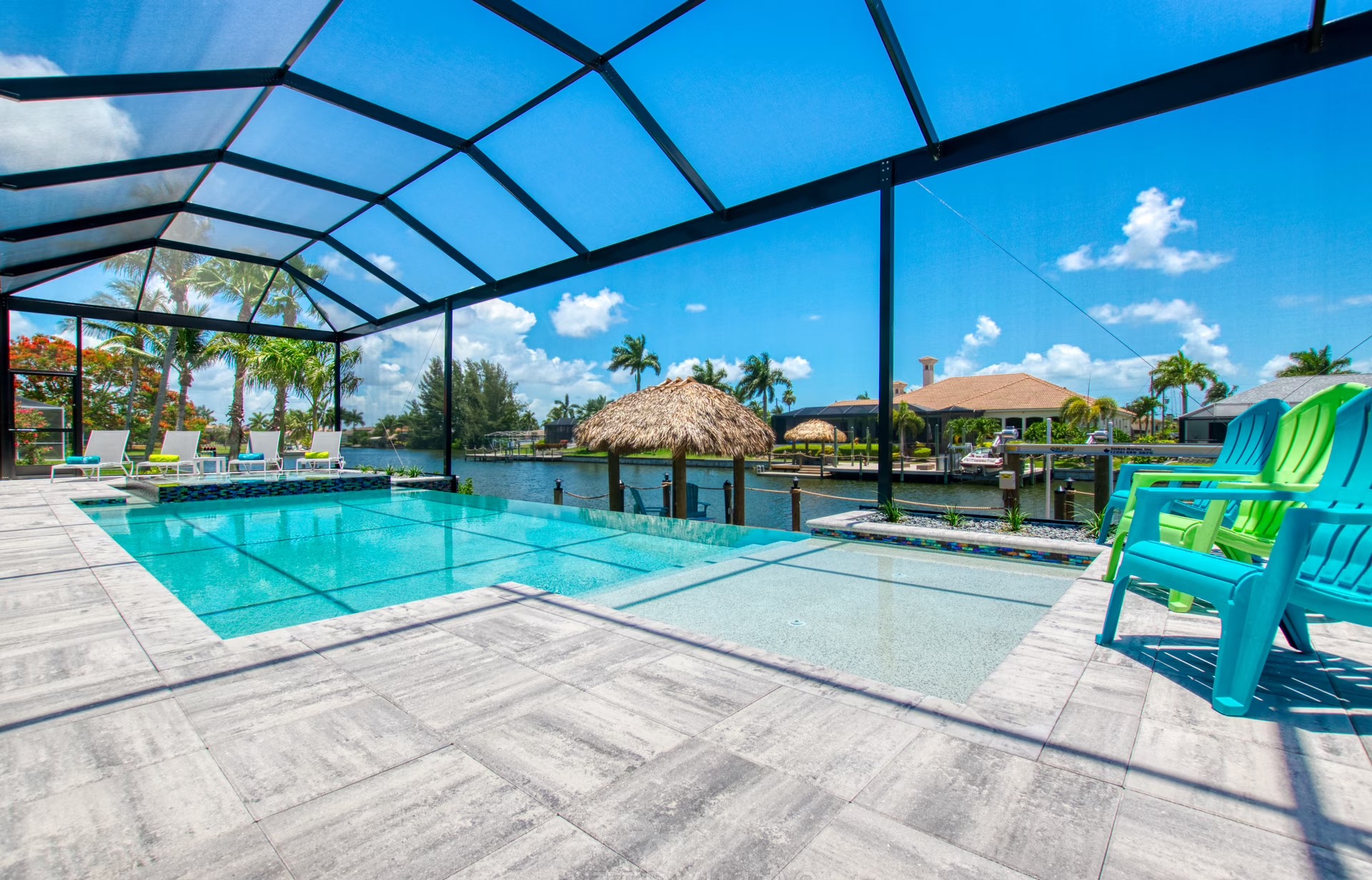 Infinity-Salzwasserpool mit Spa am Kanalzugang