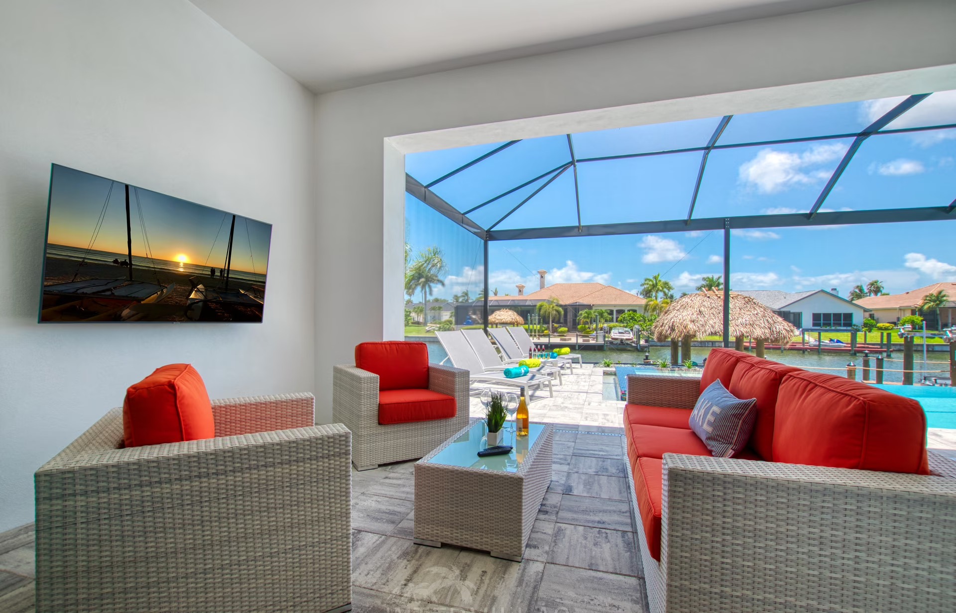 Infinity-Salzwasserpool mit Spa und Blick auf den Kanal.