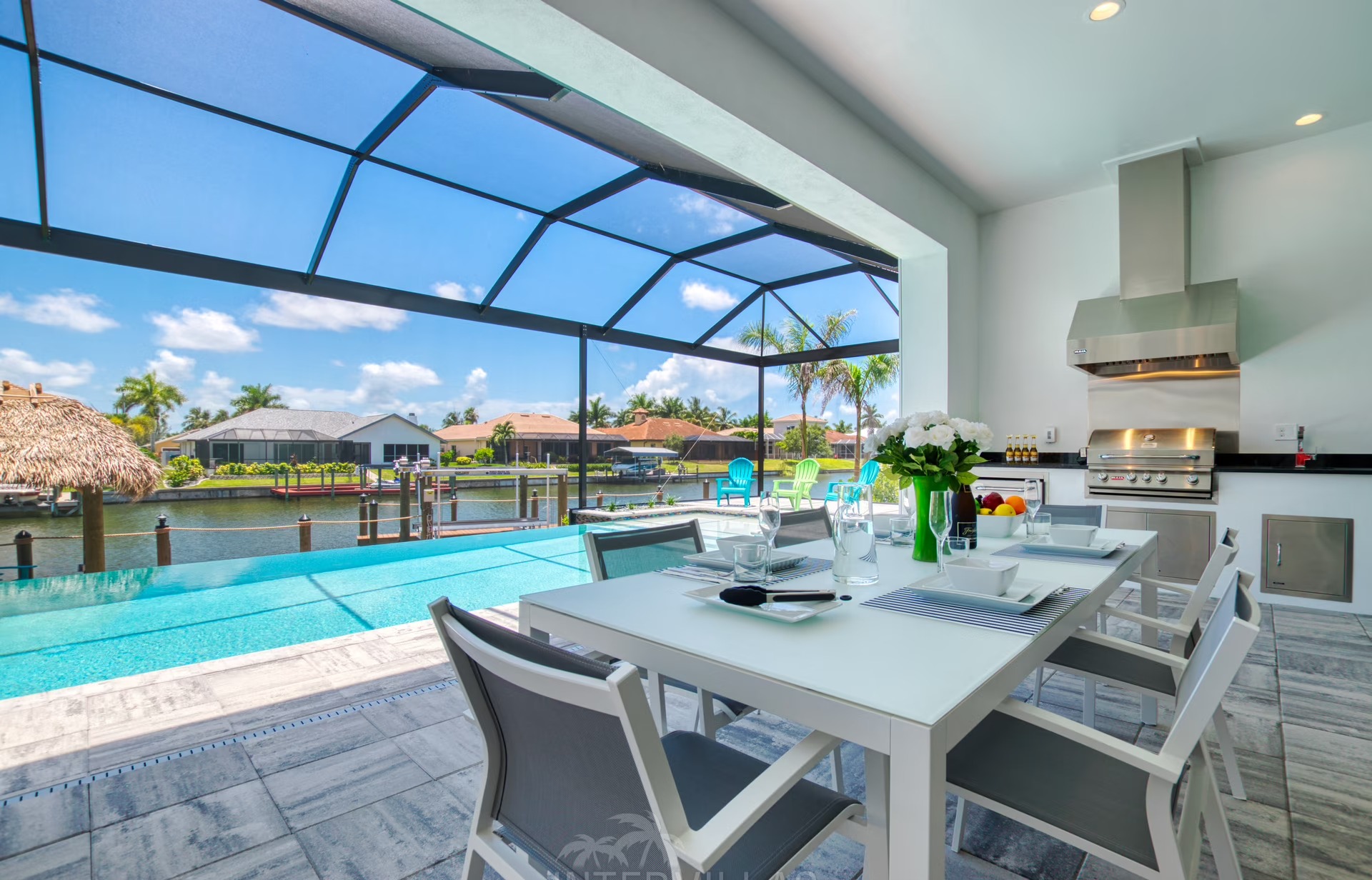 Infinity-Salzwasserpool mit Whirlpool am Kanalzugang (Waterfront)