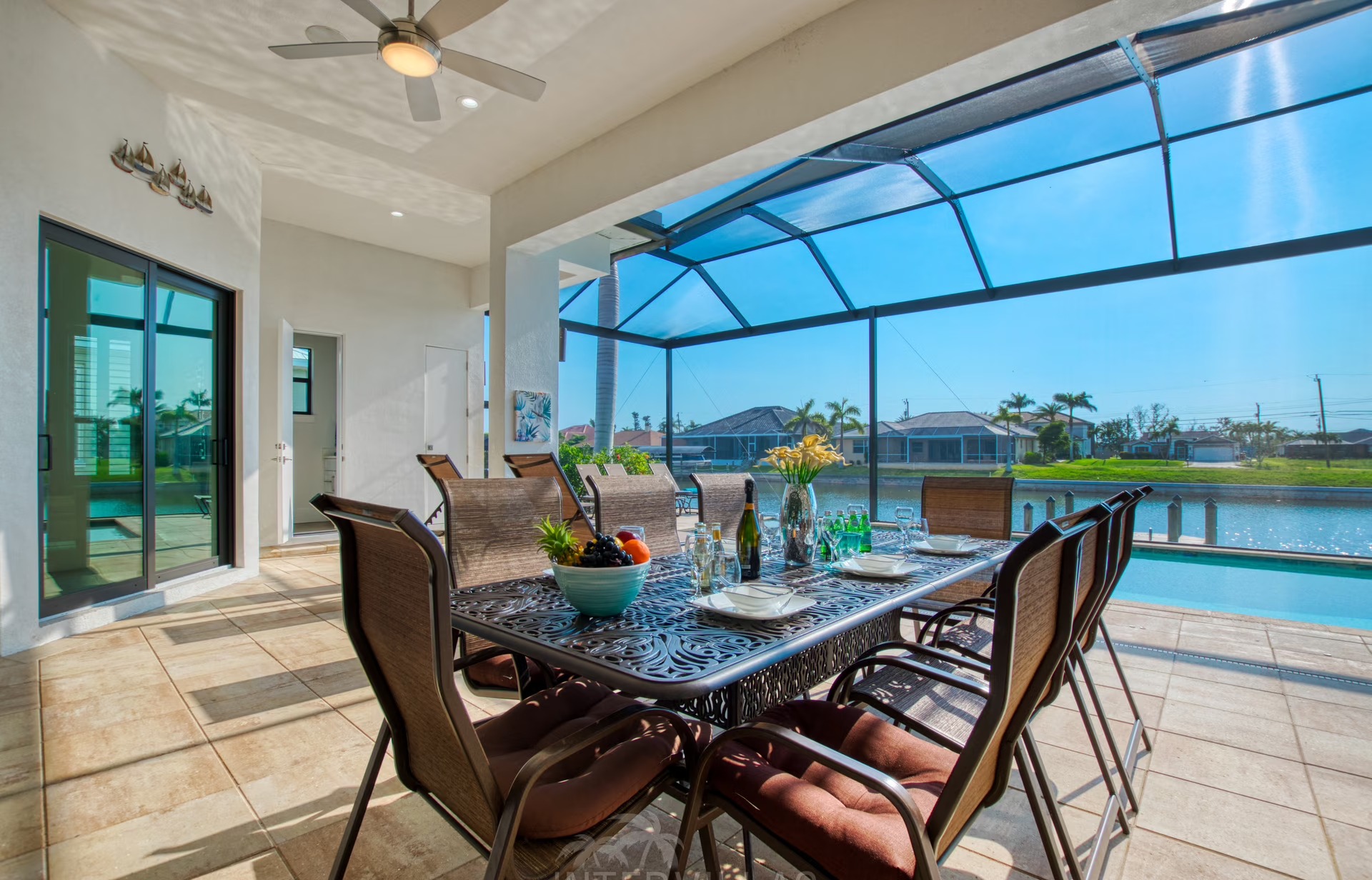 Moderner Salzwasserpool mit Outdoor-Spa am Kanal und privatem Bootsdock.