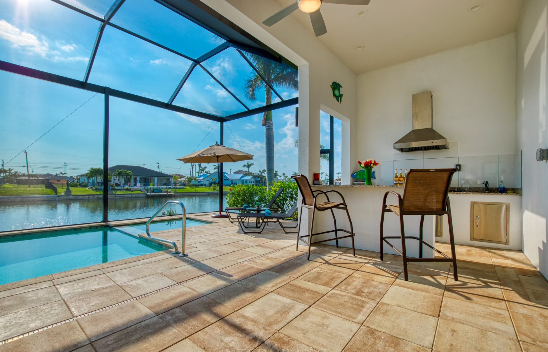 Moderne Villa am Kanal mit privatem Bootsdock, Salzwasserpool und Outdoor-Spa.