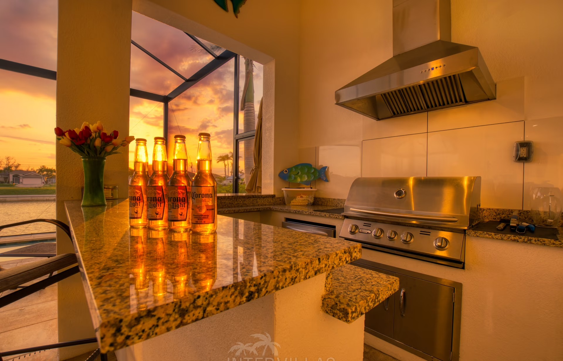 Moderne Villa am Kanal mit privatem Bootsdock, Salzwasserpool und Outdoor-Spa.