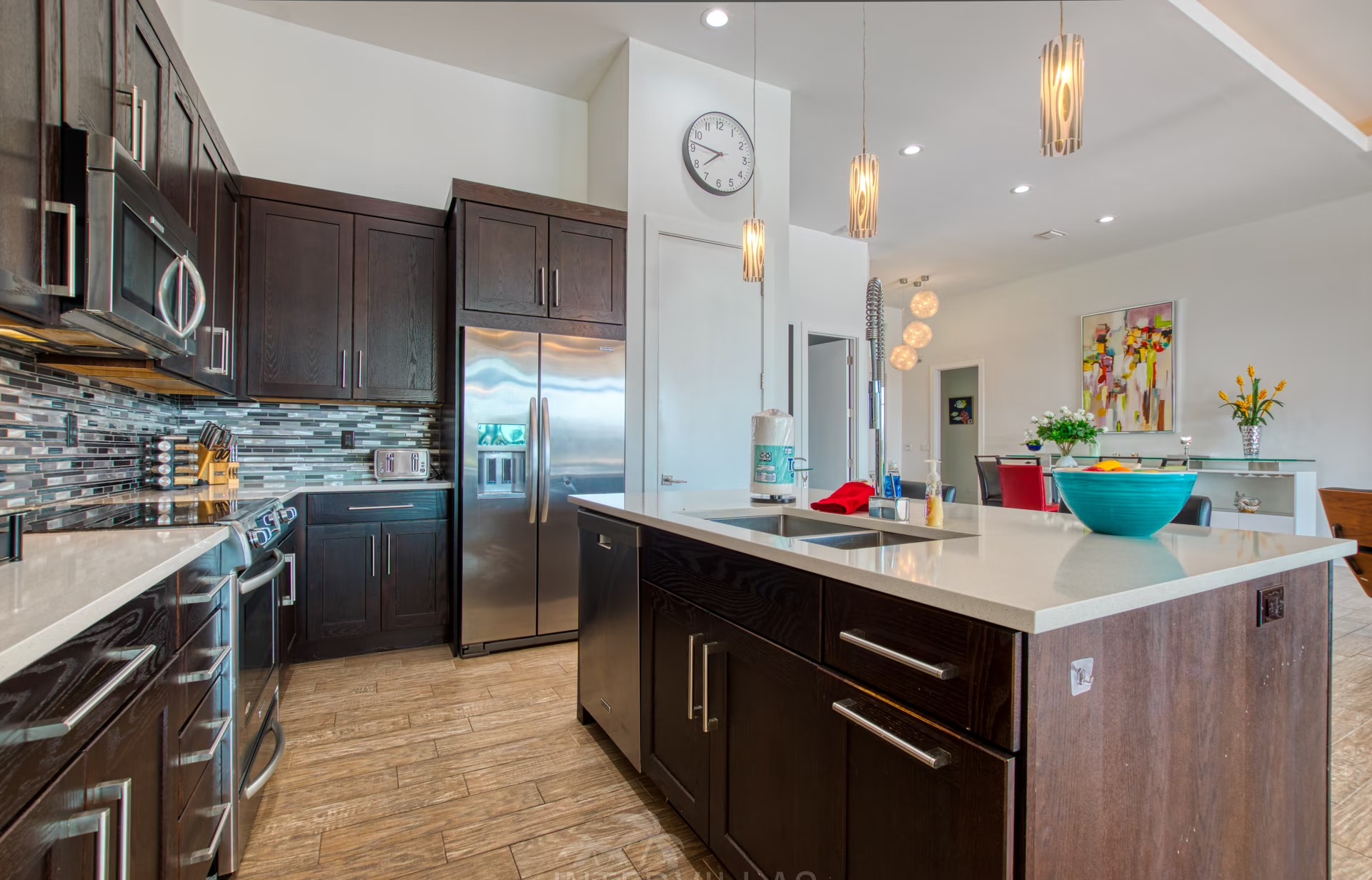 Außenbereich am Kanal mit Bootsdock, Salzwasserpool und Outdoor-Spa/Jacuzzi.