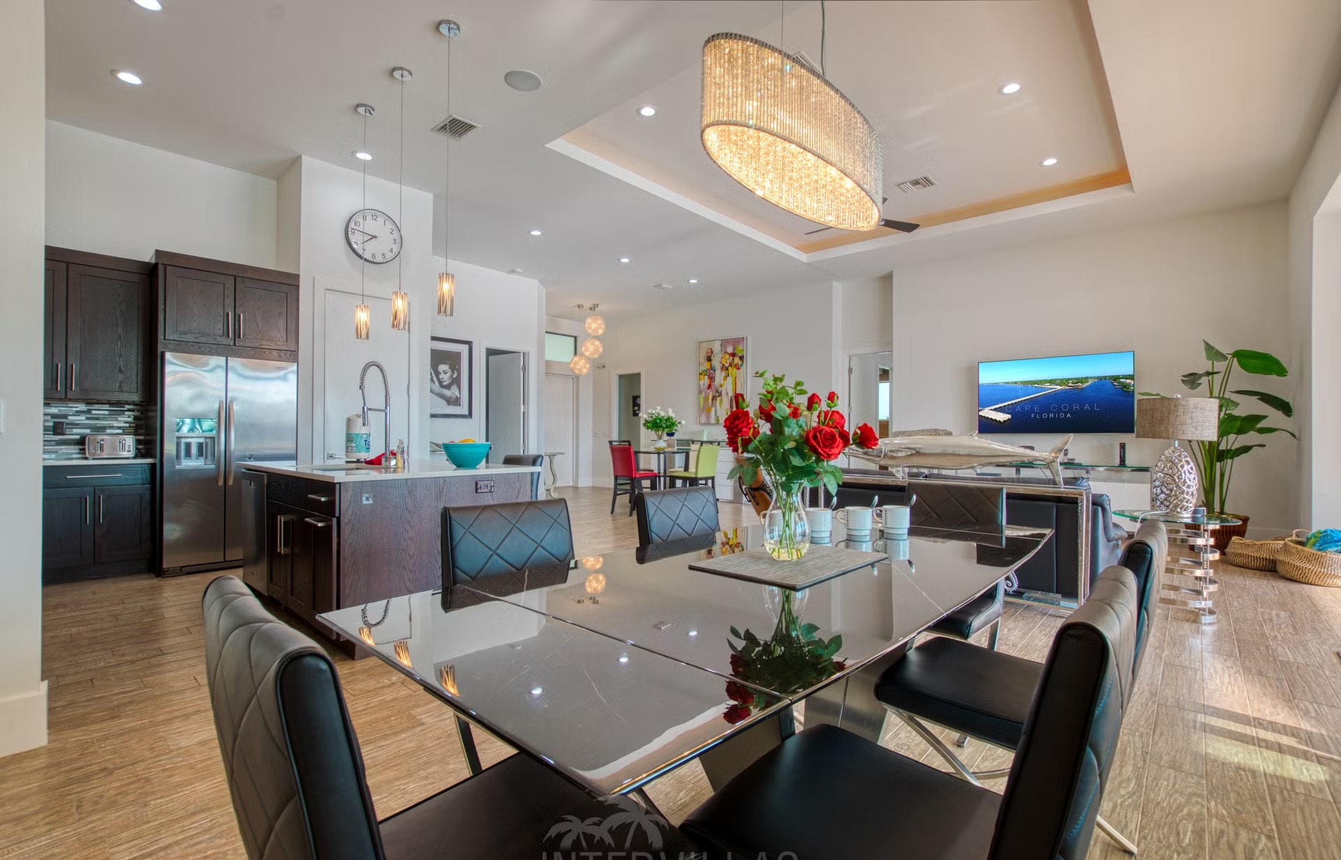 Moderne Villa am Kanal mit privatem Bootsdock, Salzwasserpool und Outdoor-Spa.