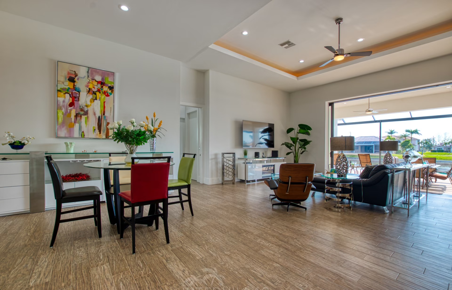 Moderne Villa am Kanal mit privatem Bootsdock, Salzwasserpool und Outdoor-Spa.