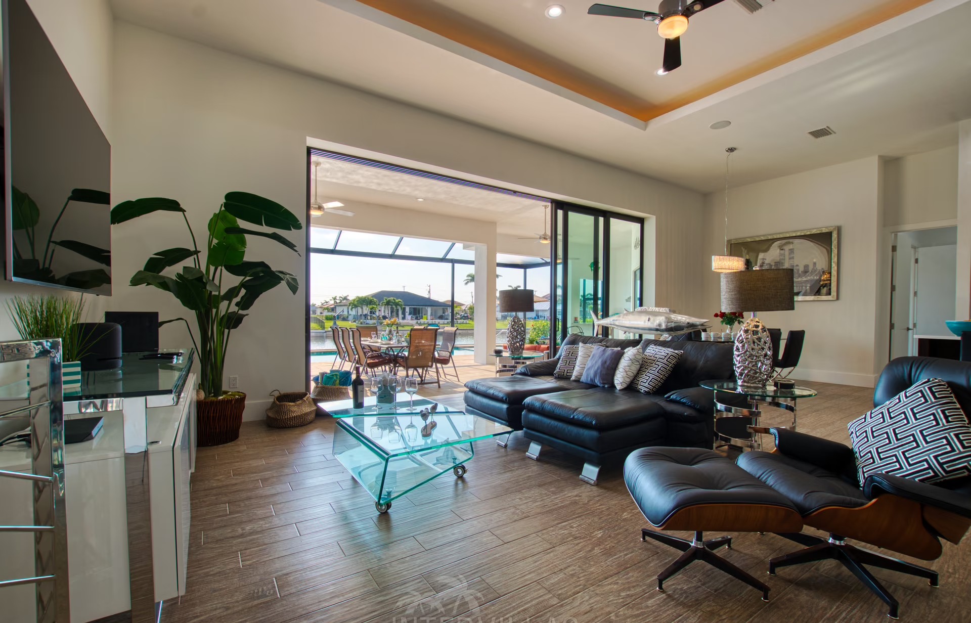 Moderne Villa am Kanal mit privatem Bootsdock, Salzwasserpool und Outdoor-Spa.