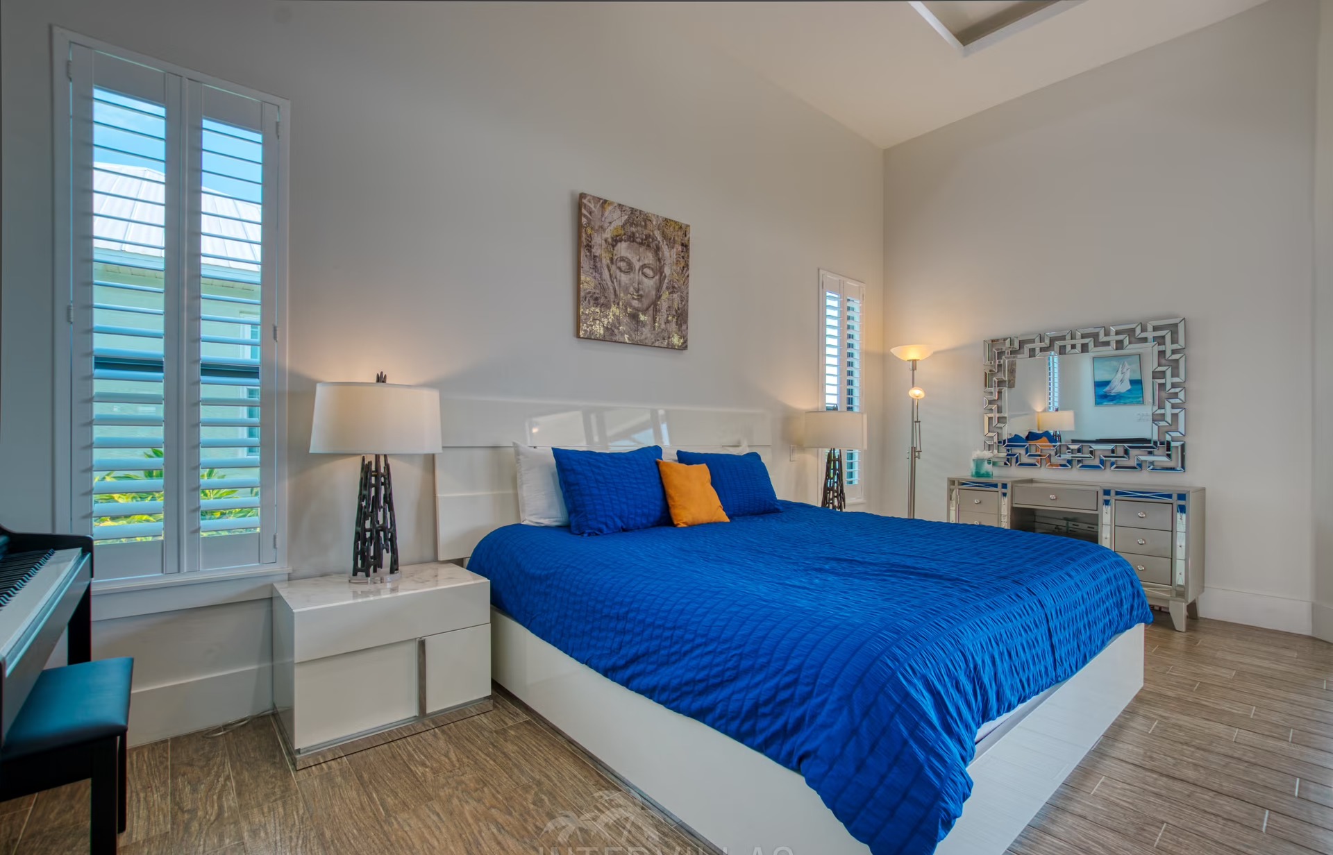 Moderner Wohnbereich mit Sitzgruppe und Blick zur Terrasse.