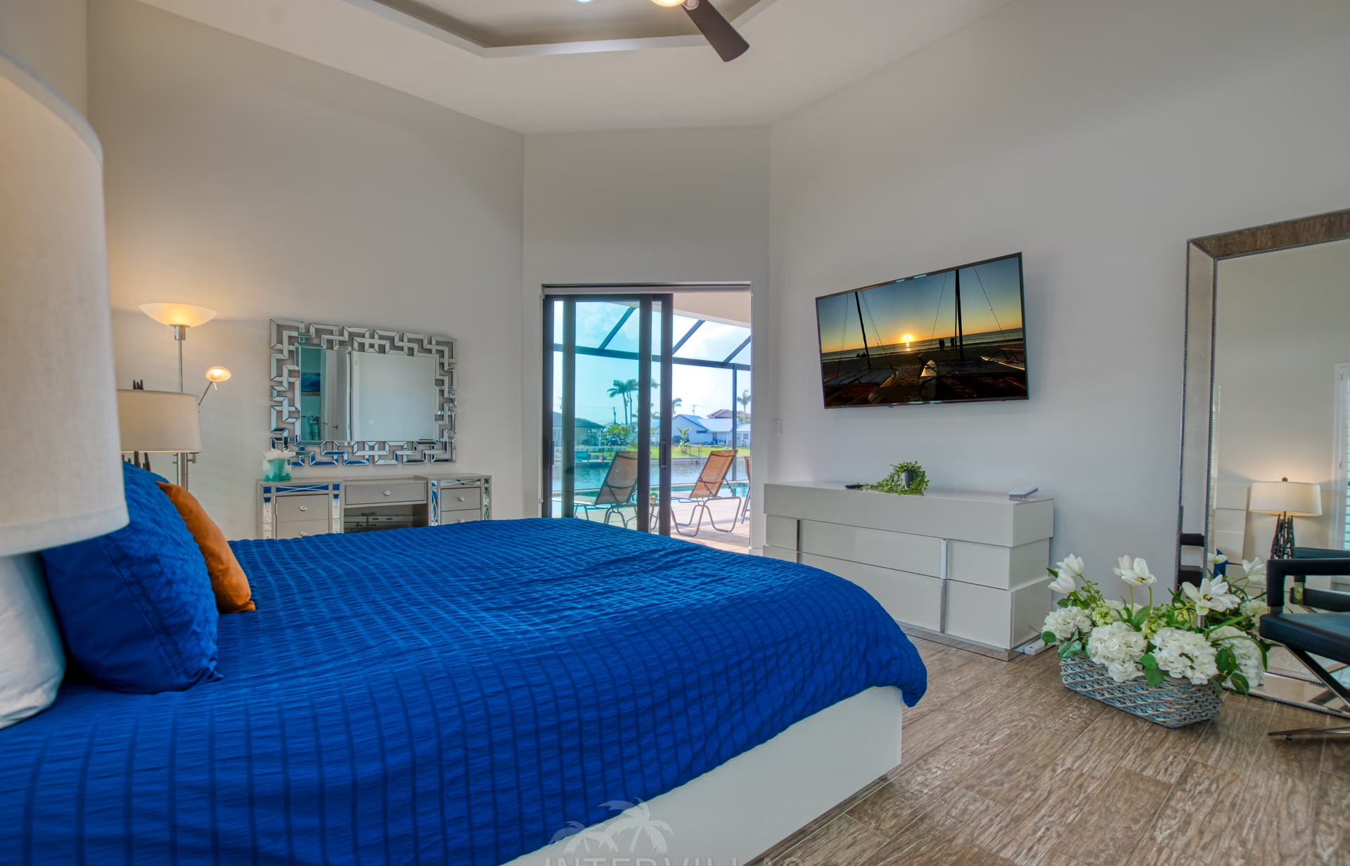 Modernes Ferienhaus am Kanal mit Salzwasserpool, Spa und Bootsdock.