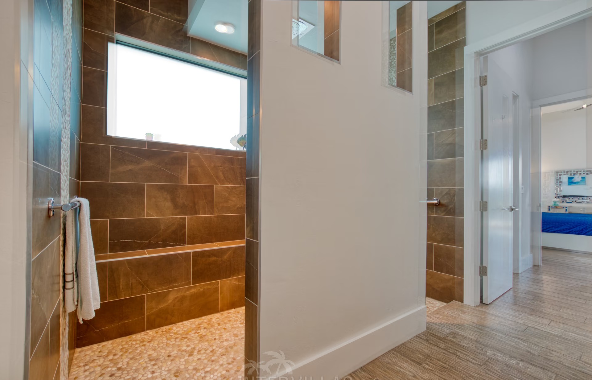 Moderne Villa am Kanal mit privatem Bootsdock, Salzwasserpool und Outdoor-Spa.