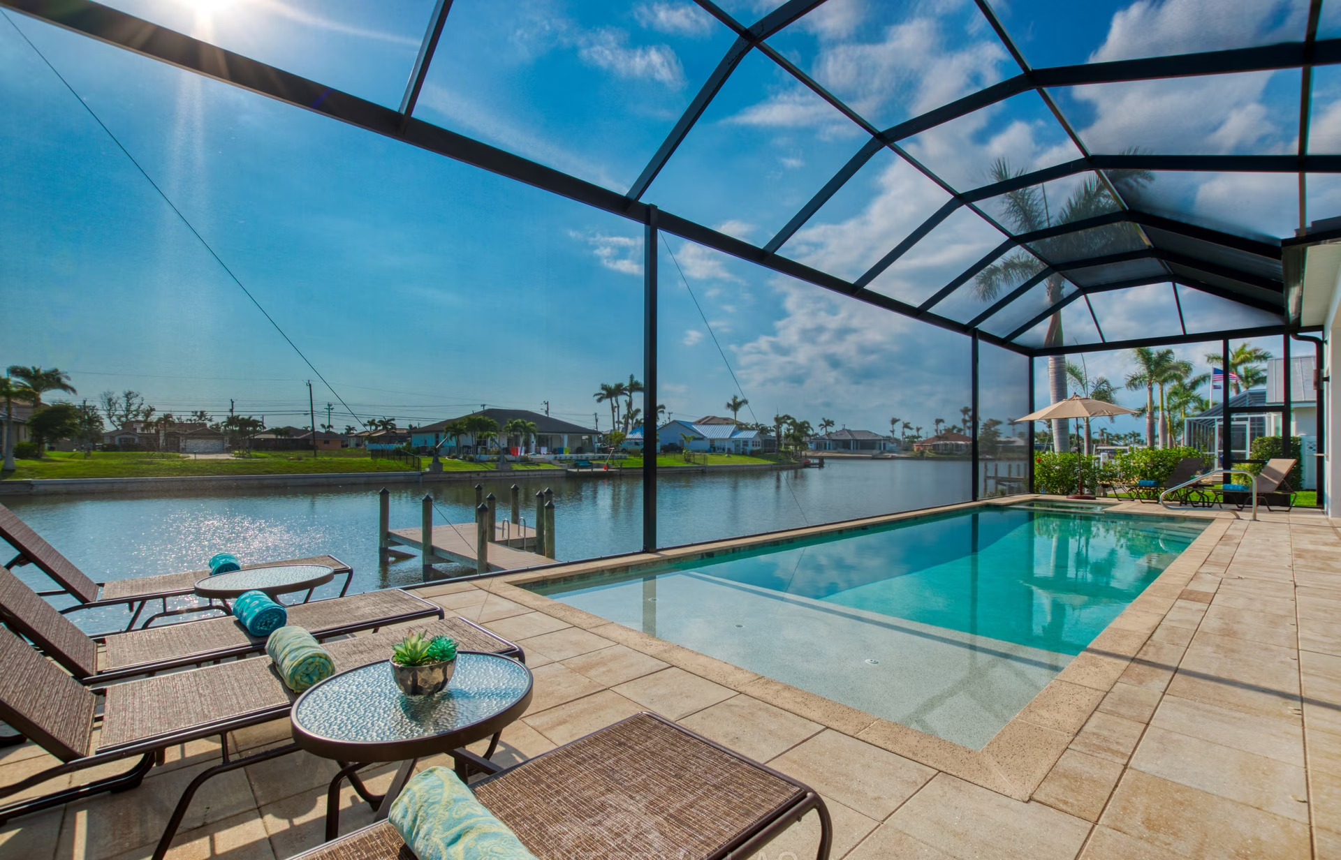 Moderne Villa am Kanal mit privatem Bootsdock, Salzwasserpool und Outdoor-Spa.