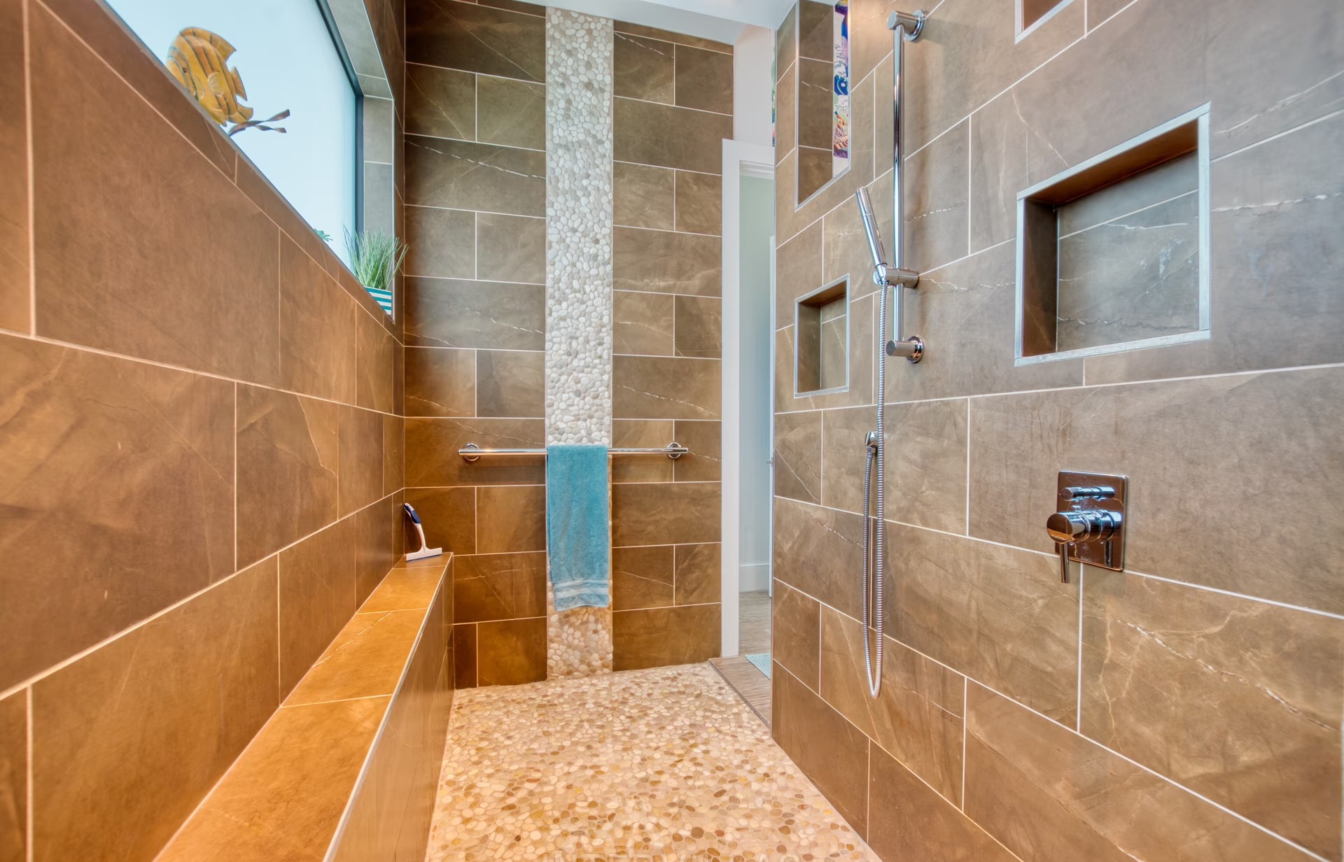 Modernes Ferienhaus am Kanal mit privatem Bootsdock, Salzwasserpool und Outdoor-Spa.