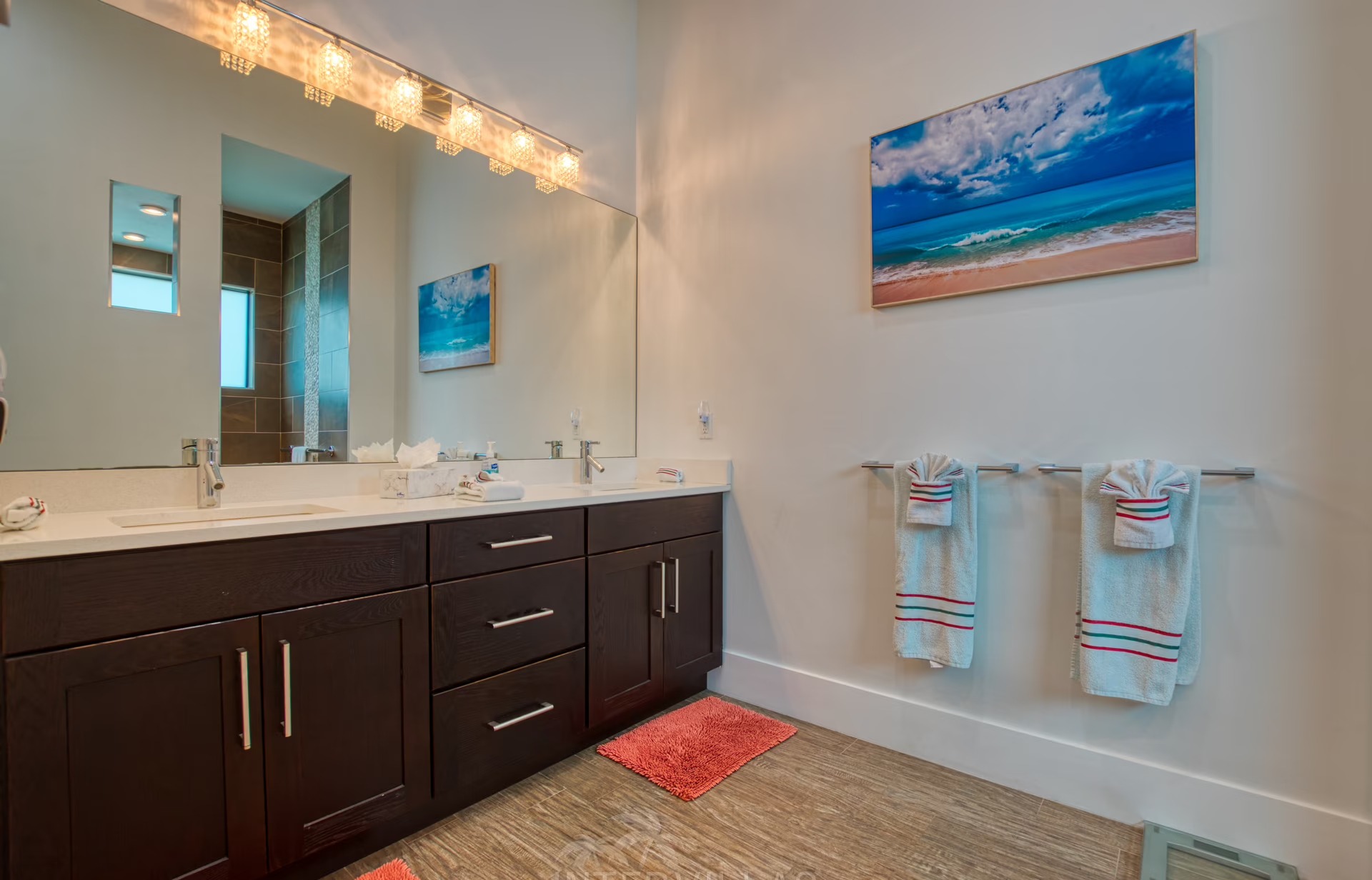 Moderne Villa am Kanal mit privatem Bootsdock, Salzwasserpool und Outdoor-Spa.