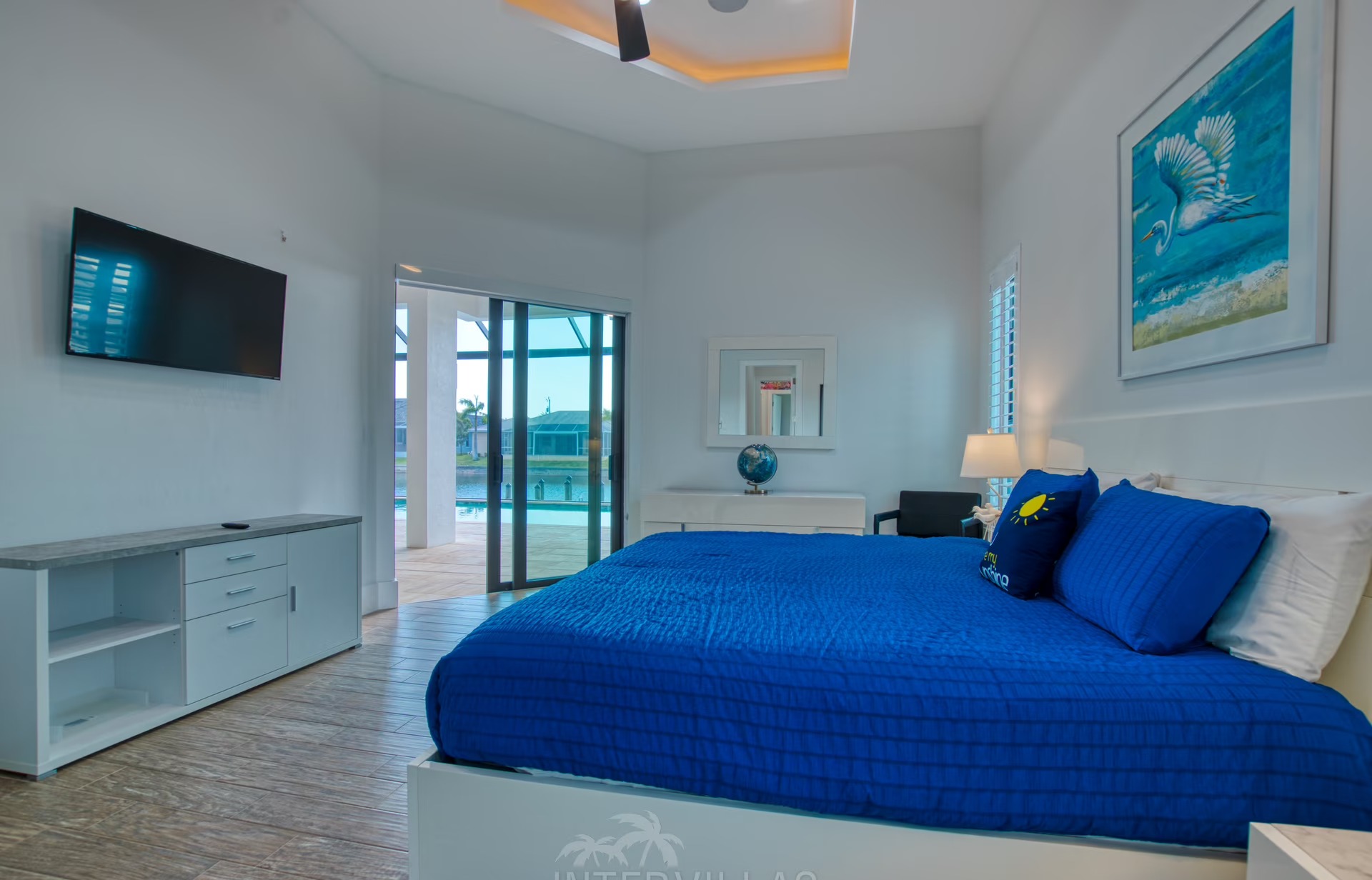 Beheizbarer Salzwasserpool mit Spa am Kanal und privatem Bootsdock.