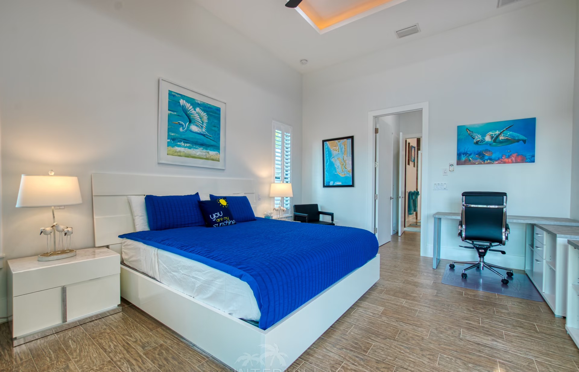 Moderne Villa am Kanal mit privatem Bootsdock, Salzwasserpool und Outdoor-Spa.