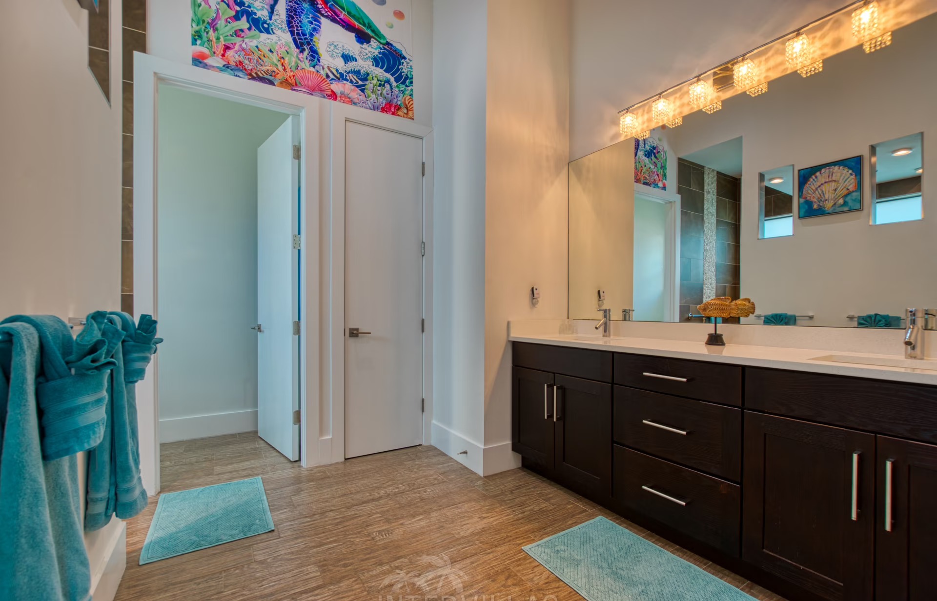 Moderne Villa am Kanal mit privatem Bootsdock, Salzwasserpool und Outdoor-Spa.