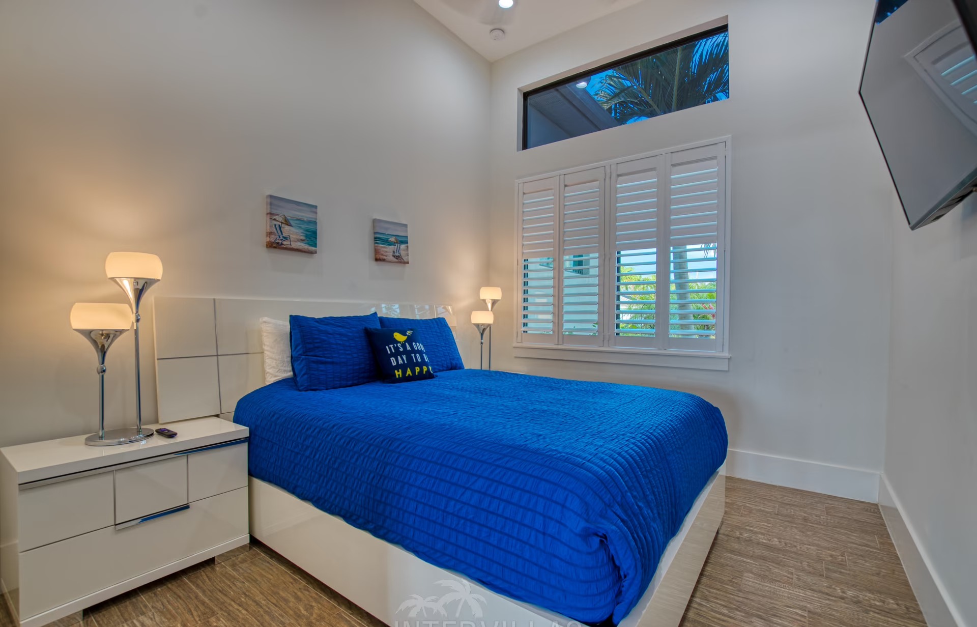 Moderne Villa am Kanal mit privatem Bootsdock, Salzwasserpool und Outdoor-Spa.