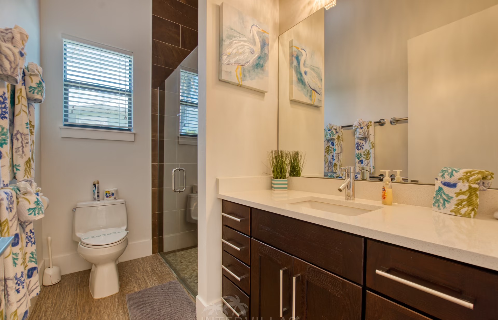 Modernes Ferienhaus am Kanal mit Bootsdock, Salzwasserpool und Outdoor-Spa.