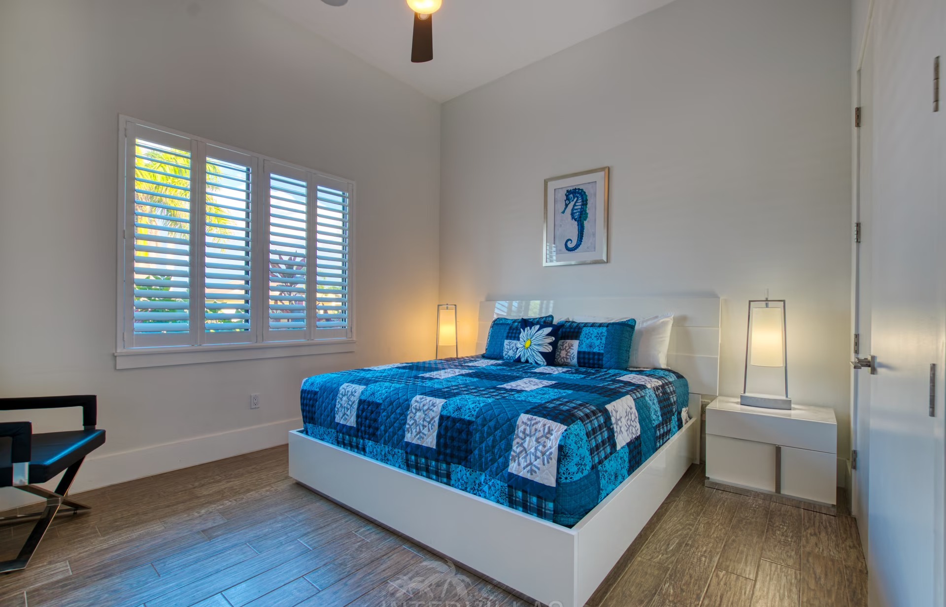 Moderne Villa am Kanal mit privatem Bootsdock, Salzwasserpool und Outdoor-Spa.