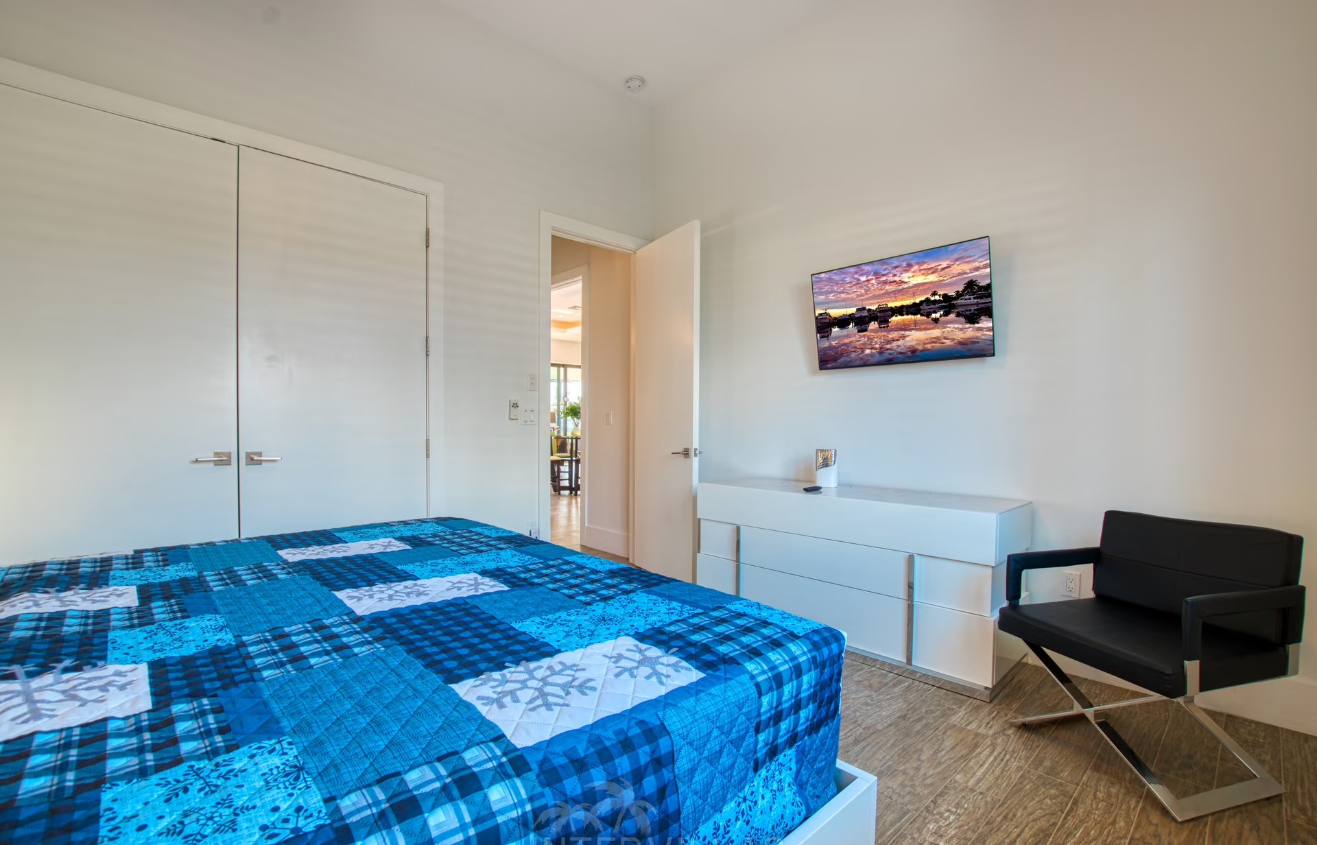 Moderne Villa am Kanal mit privatem Bootsdock, Salzwasserpool und Outdoor-Spa.