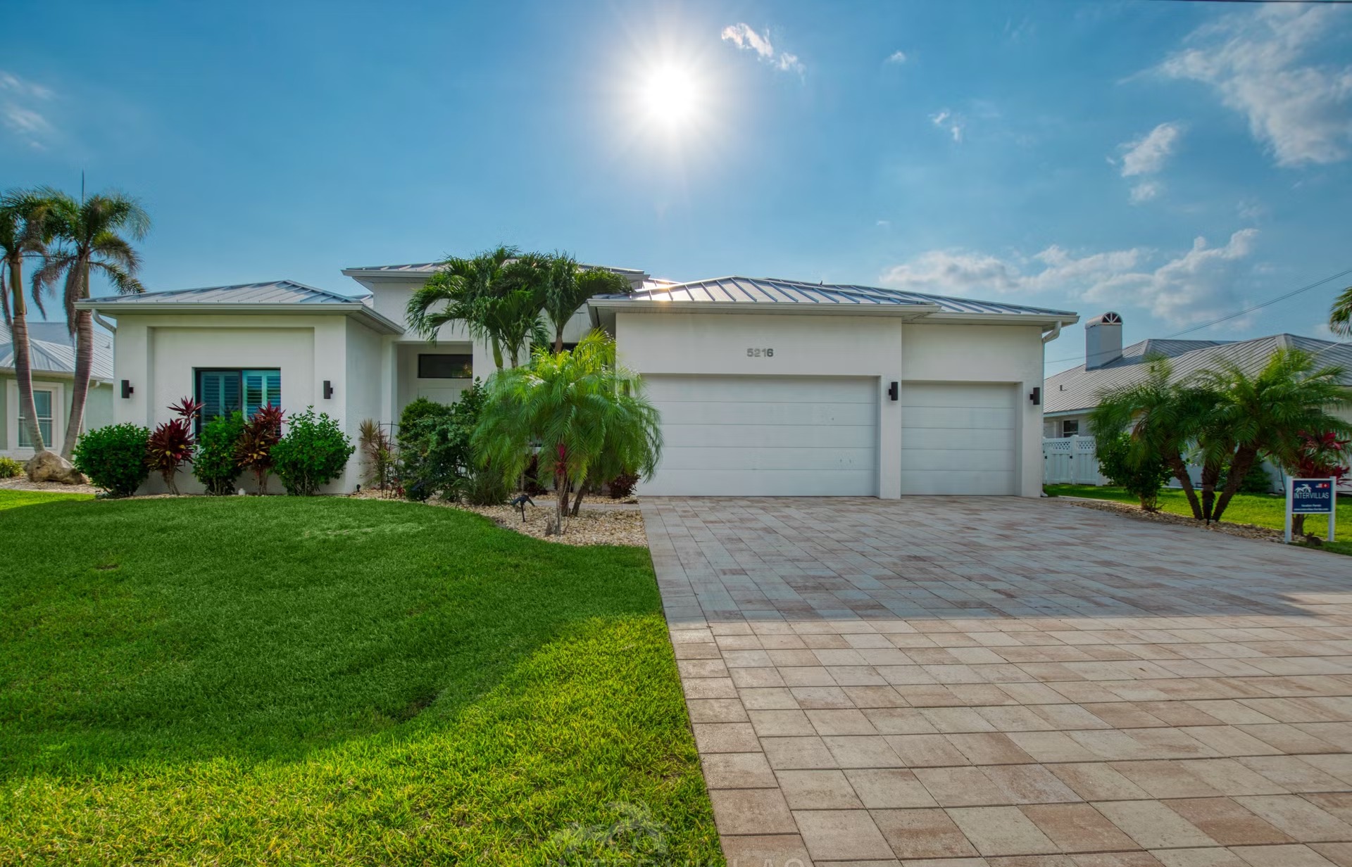 Außenbereich mit Salzwasserpool, Spa/Jacuzzi und Bootsdock am Kanal.