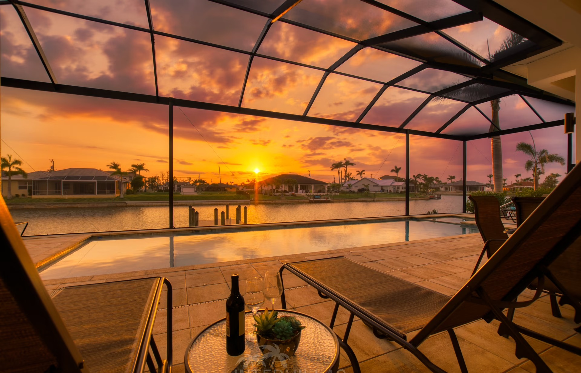 Moderne Villa am Kanal mit privatem Bootsdock, Salzwasserpool und Outdoor-Spa.