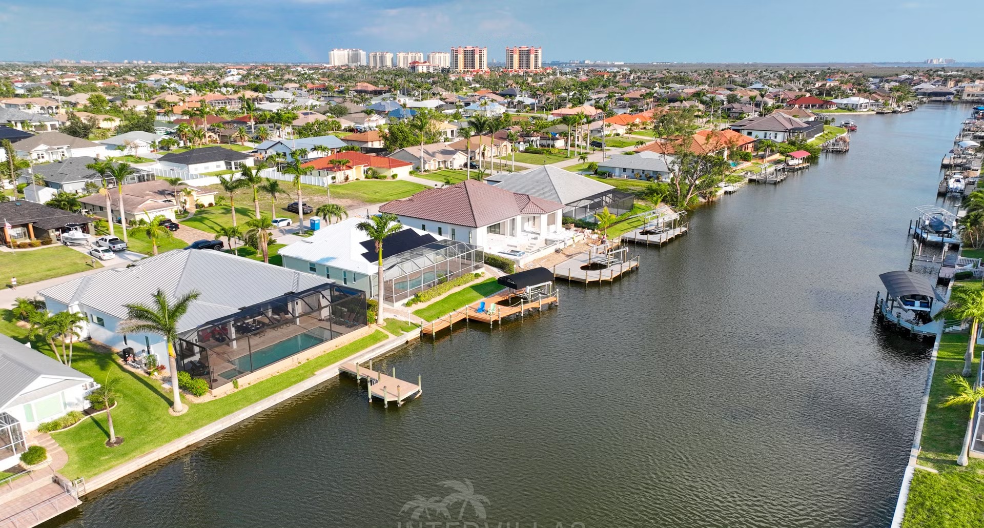 Moderne Villa am Kanal mit privatem Bootsdock, Salzwasserpool und Outdoor-Spa.