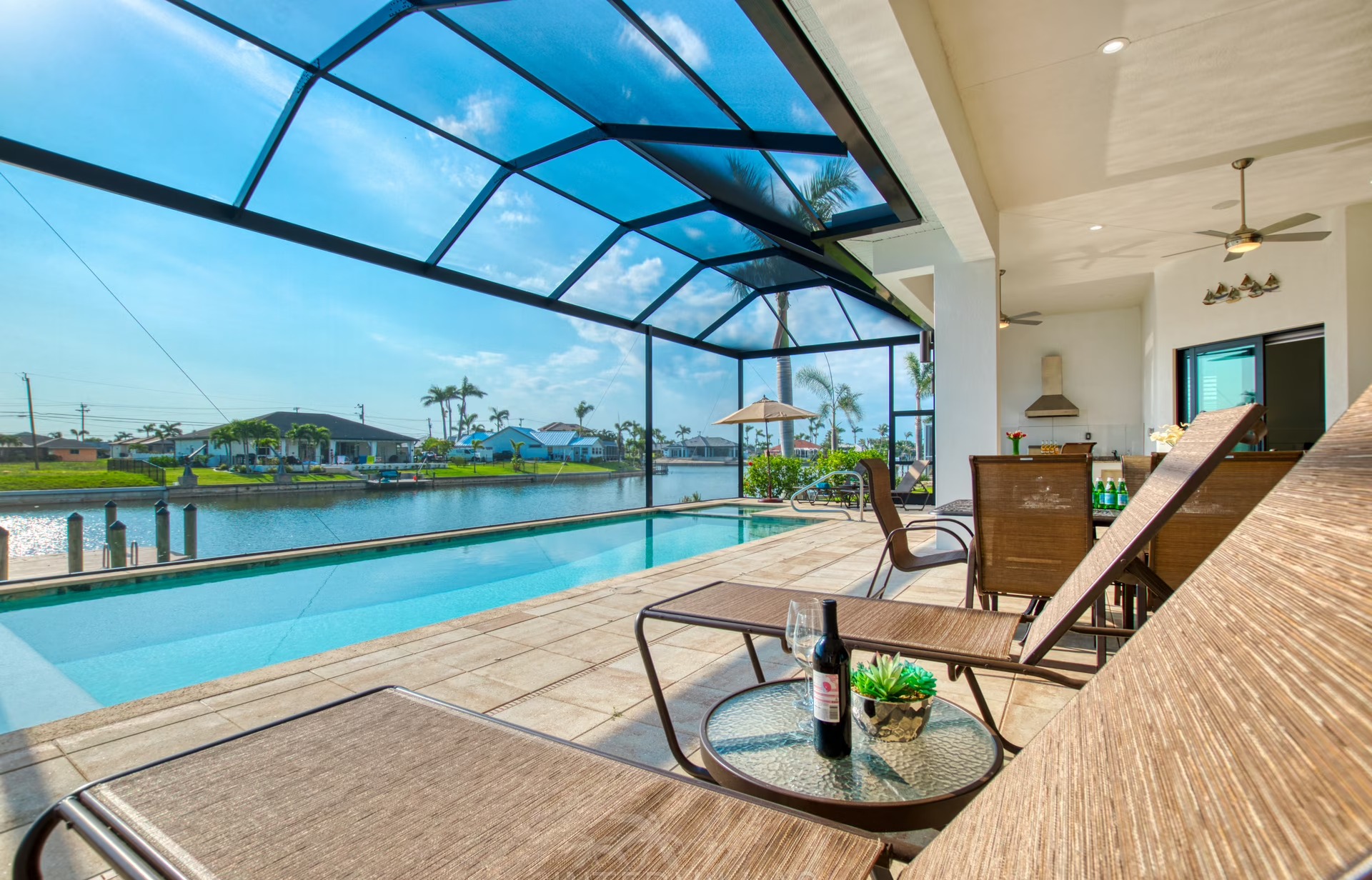 Moderne Villa am Kanal mit privatem Bootsdock und Salzwasserpool mit Spa.