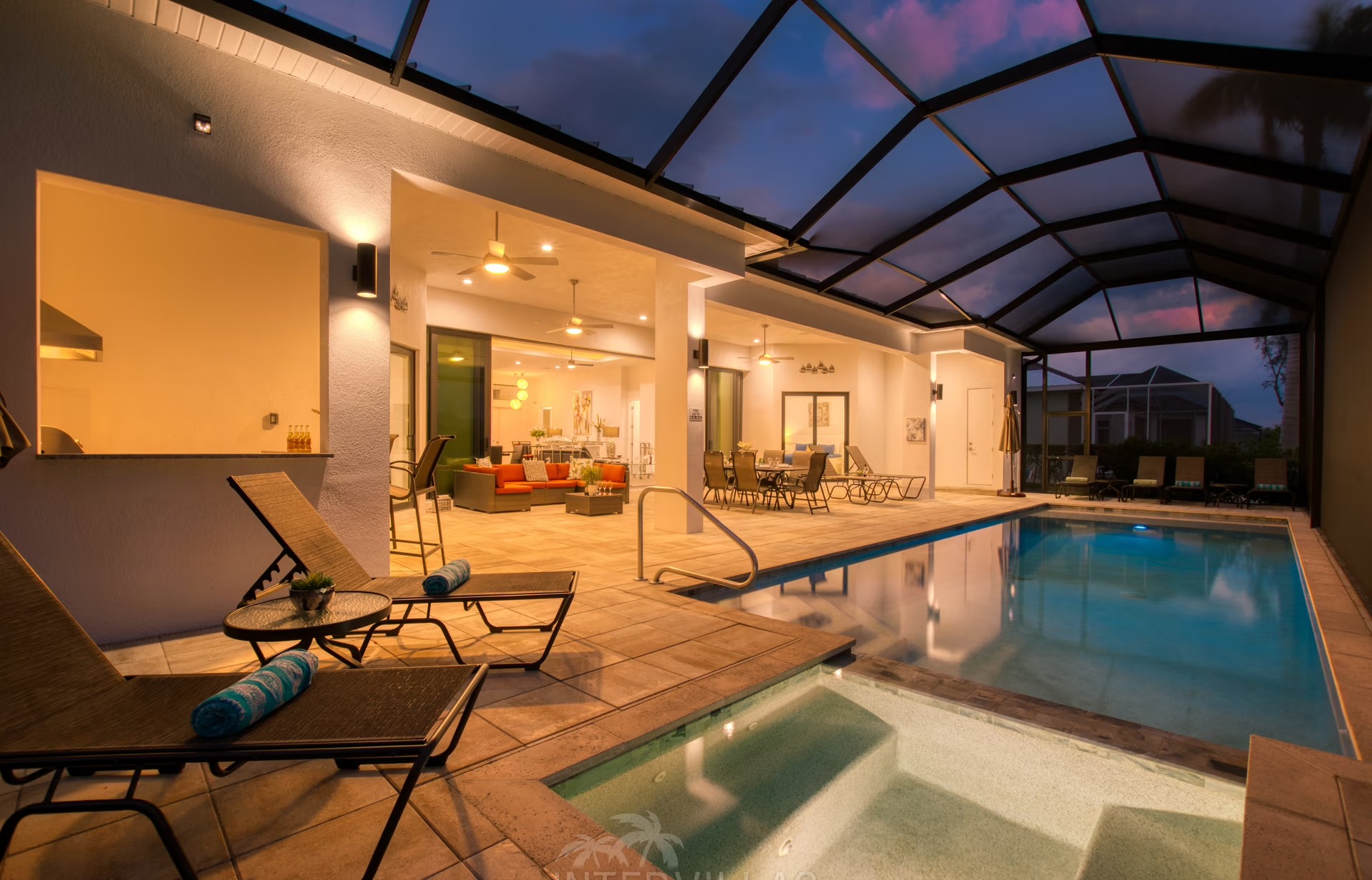 Moderne Villa am Kanal mit privatem Bootsdock, Salzwasserpool und Outdoor-Spa.