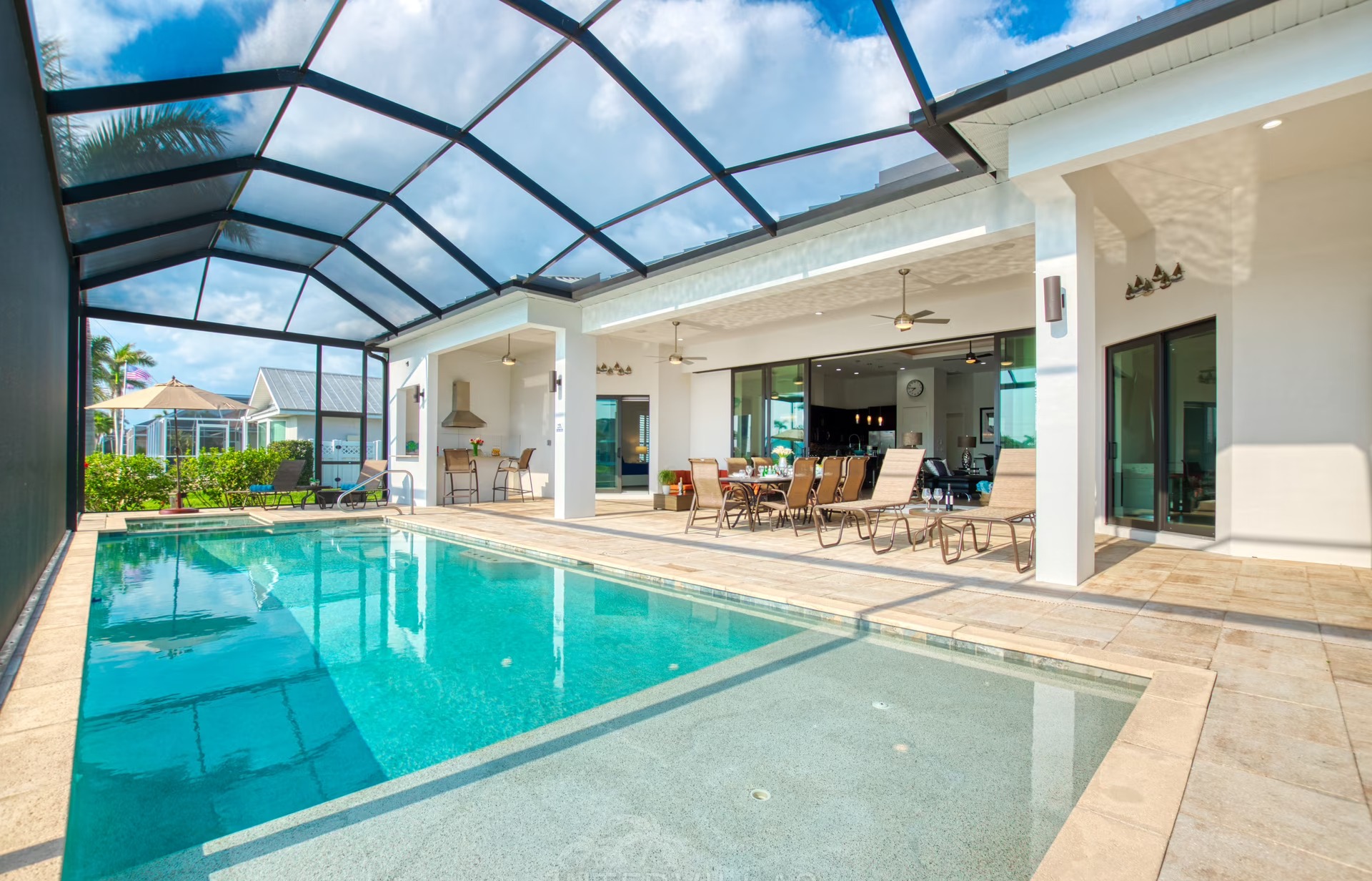 Moderne Villa am Kanal mit privatem Bootsdock, Salzwasserpool und Outdoor-Spa.